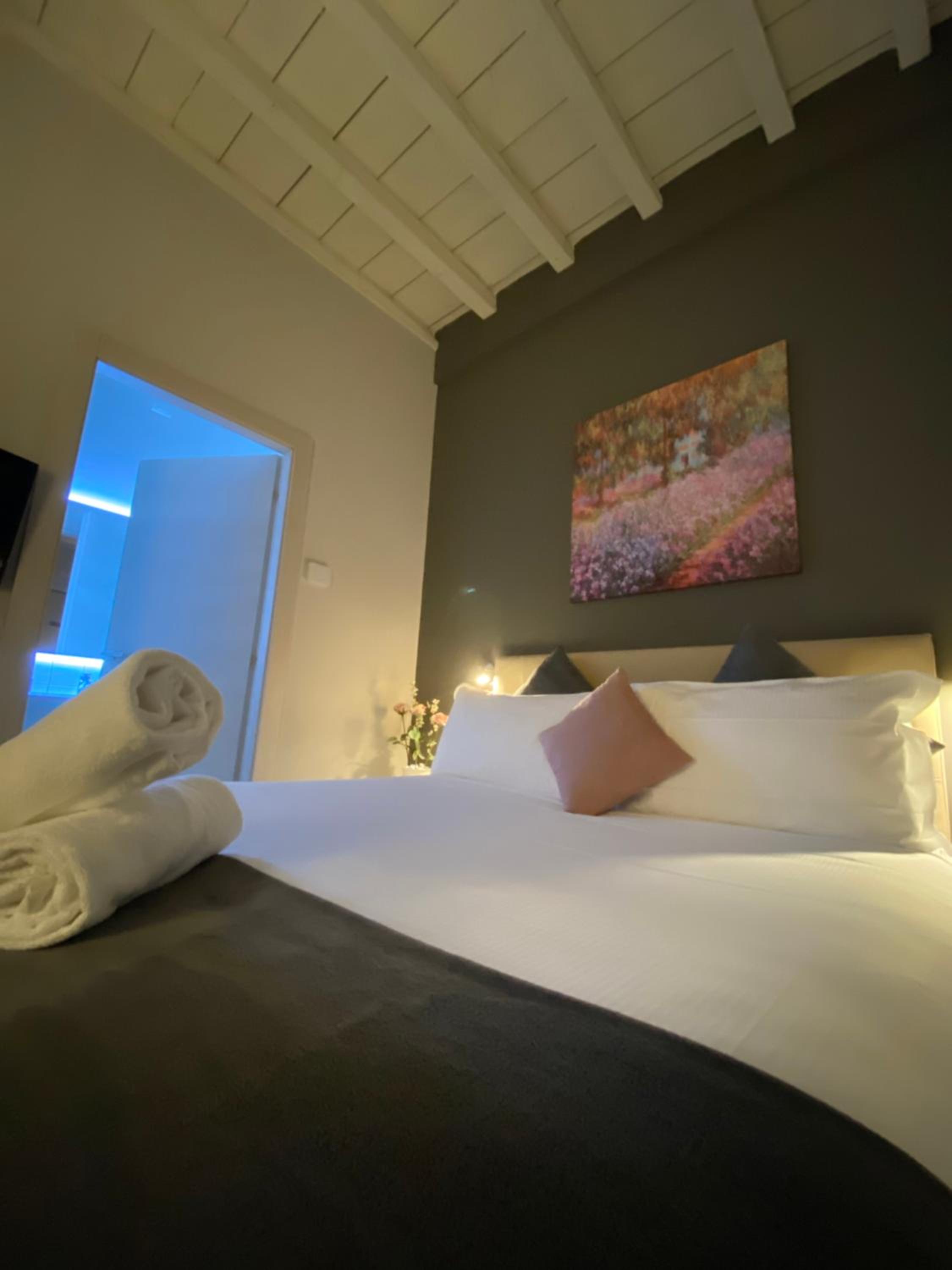Double Room with Private Bathroom - Photo 18