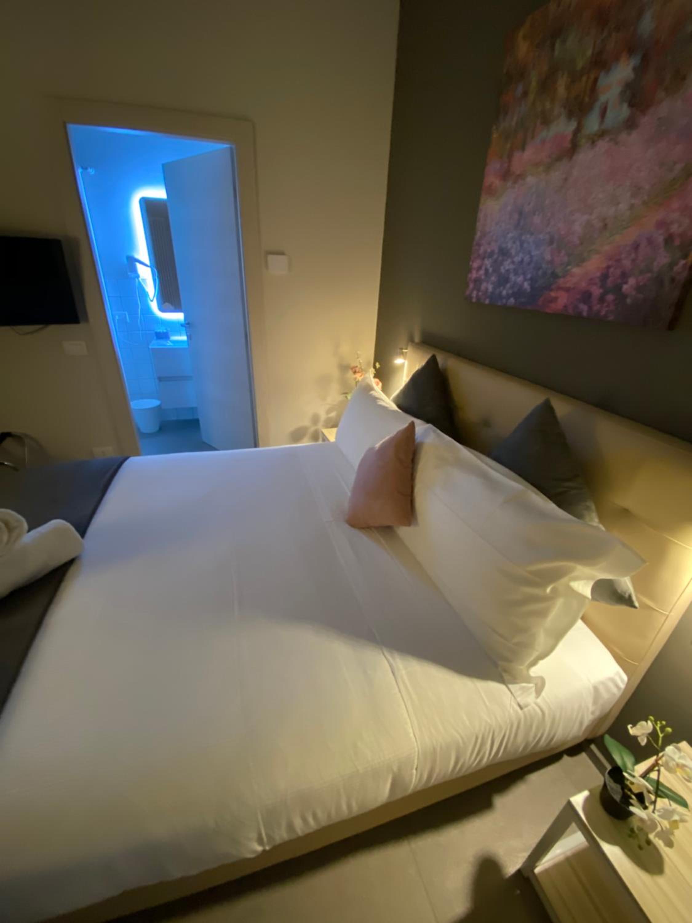 Double Room with Private Bathroom - Photo 19