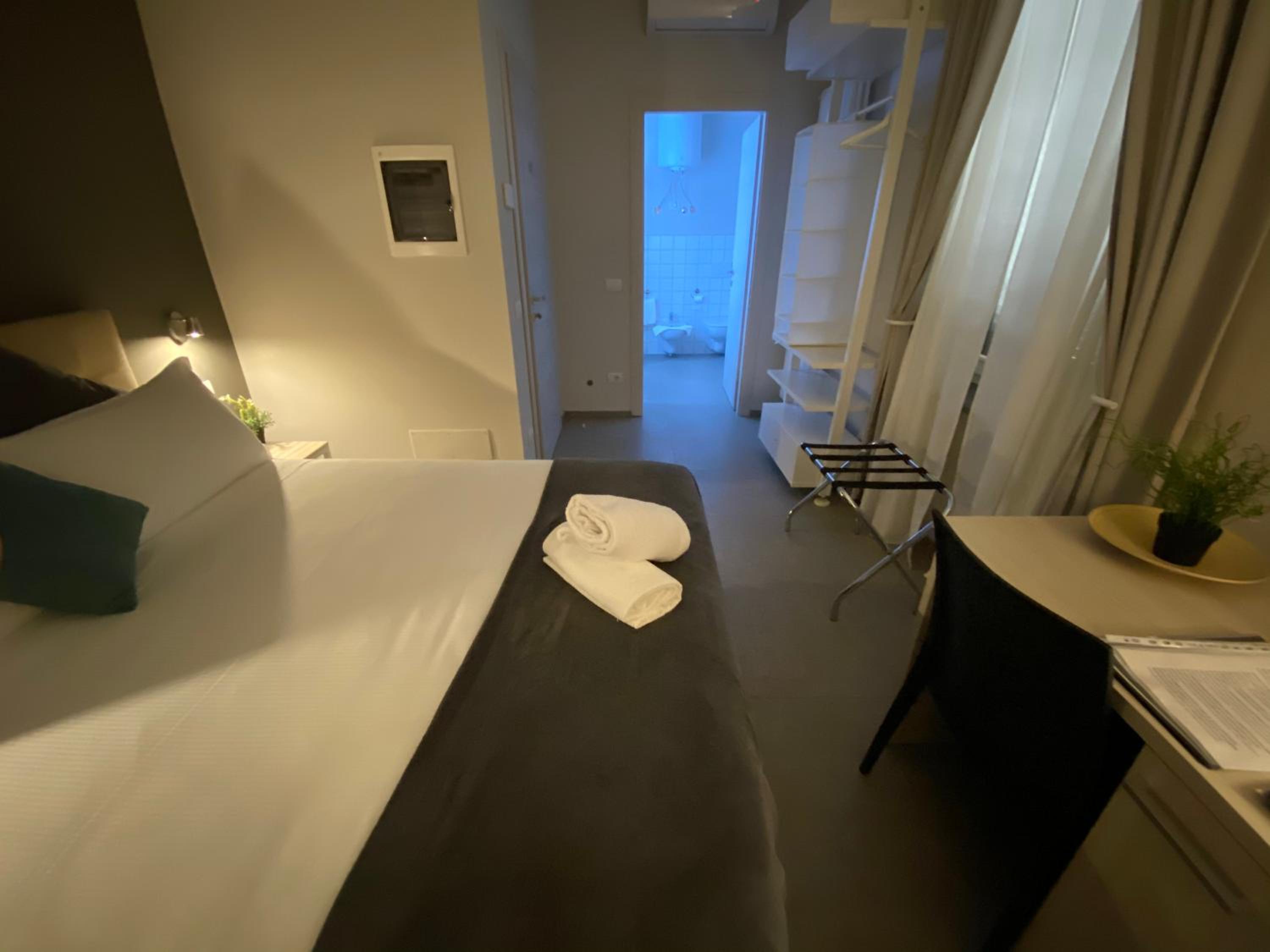 Double Room with Private Bathroom - Photo 15