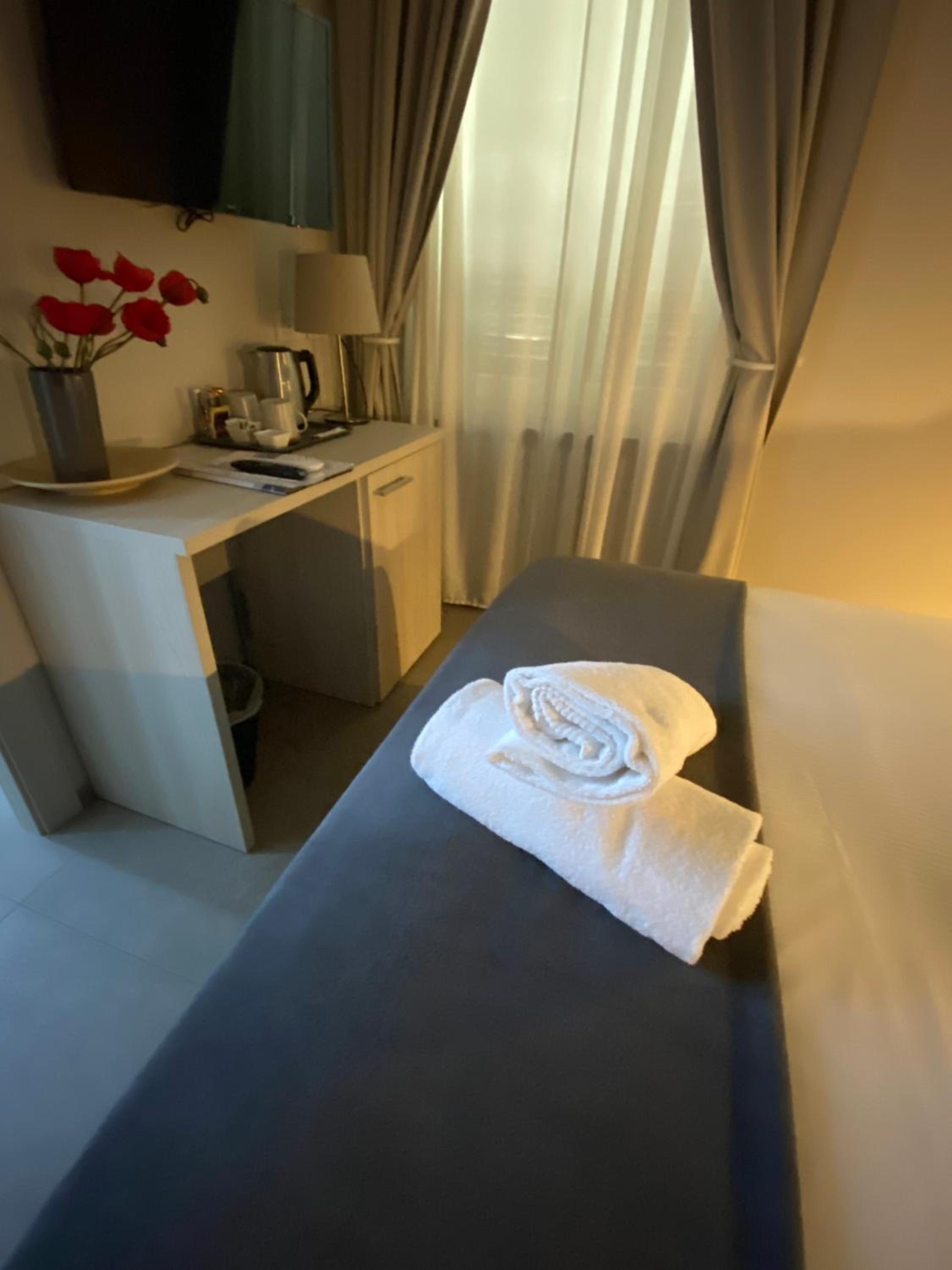 Double Room with Private Bathroom - Photo 10