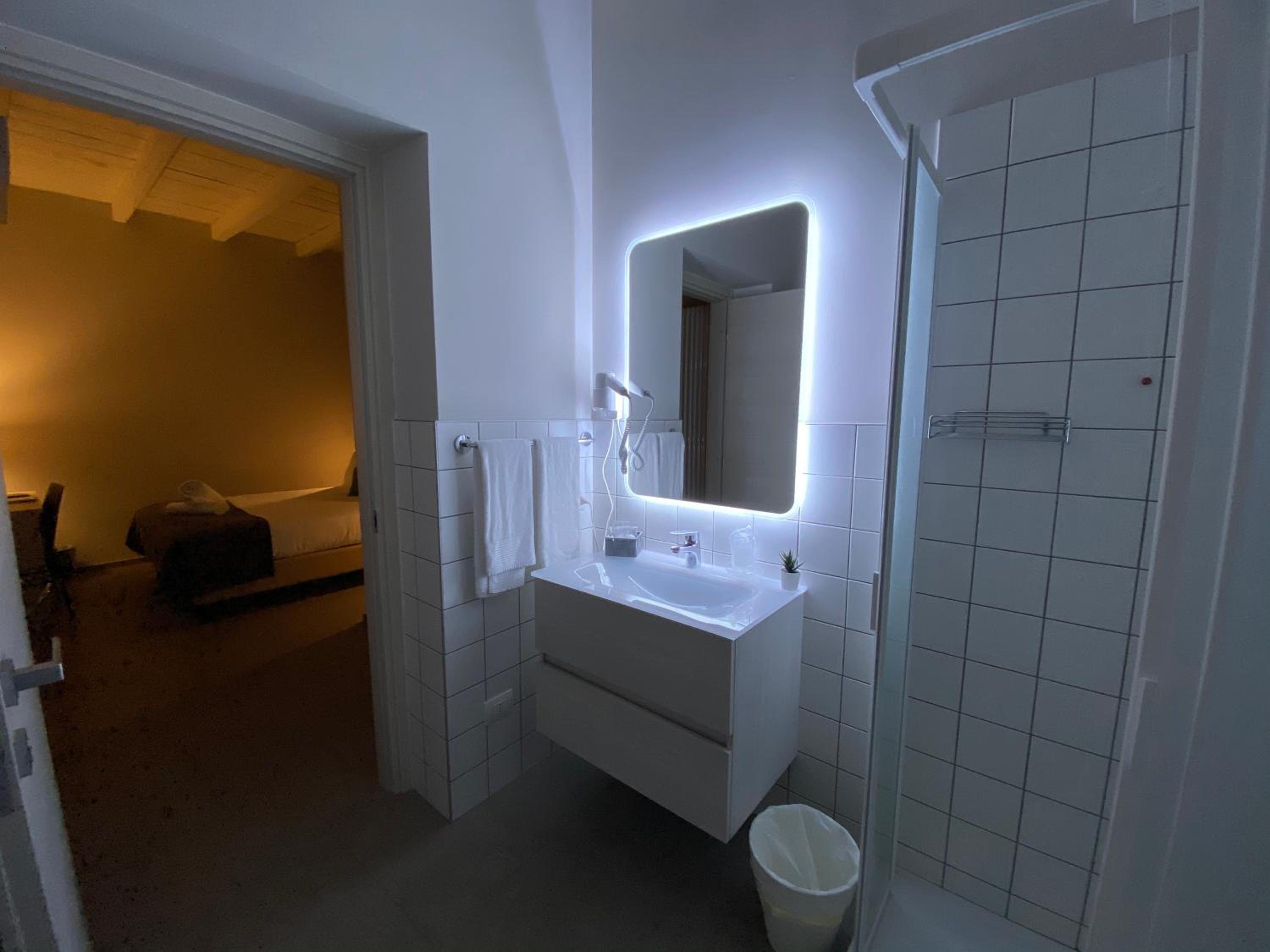Double Room with Private Bathroom - Photo 9