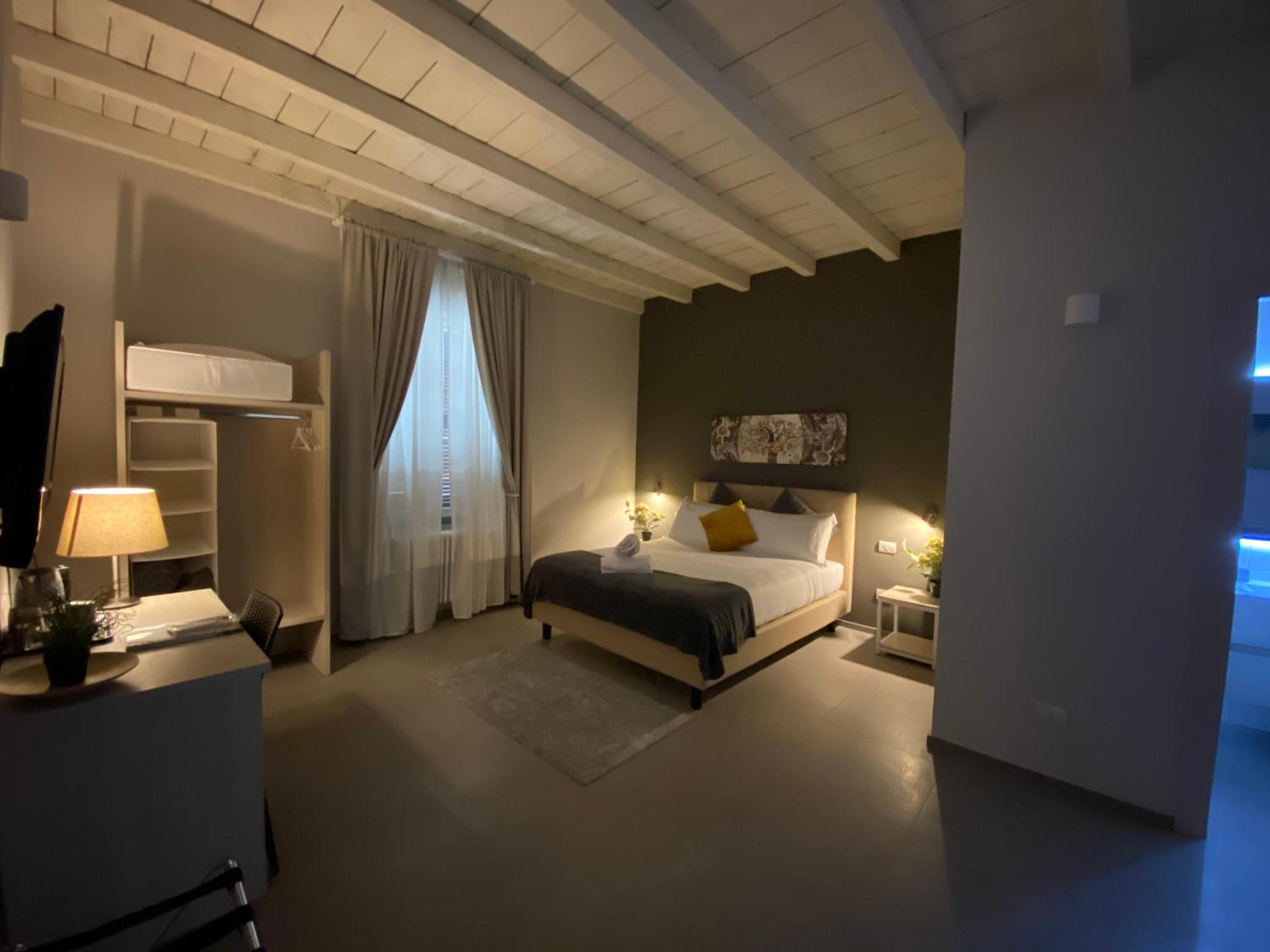 Quadruple Room with Private Bathroom - Photo 6