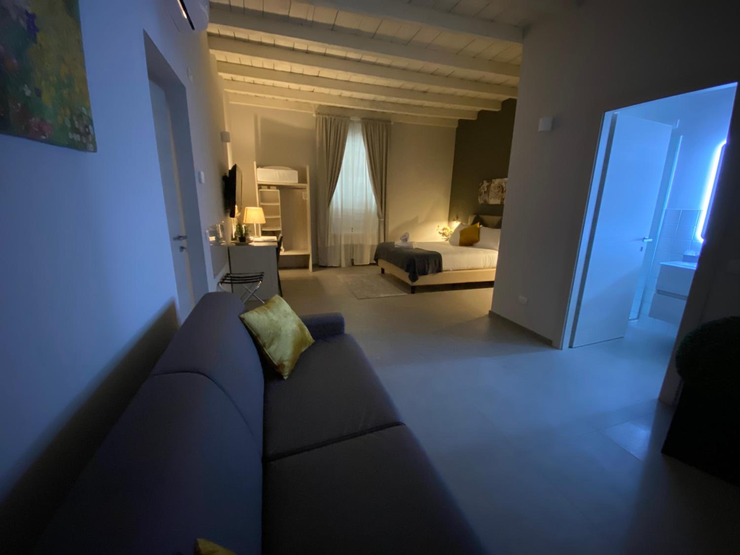 Quadruple Room with Private Bathroom - Photo 5