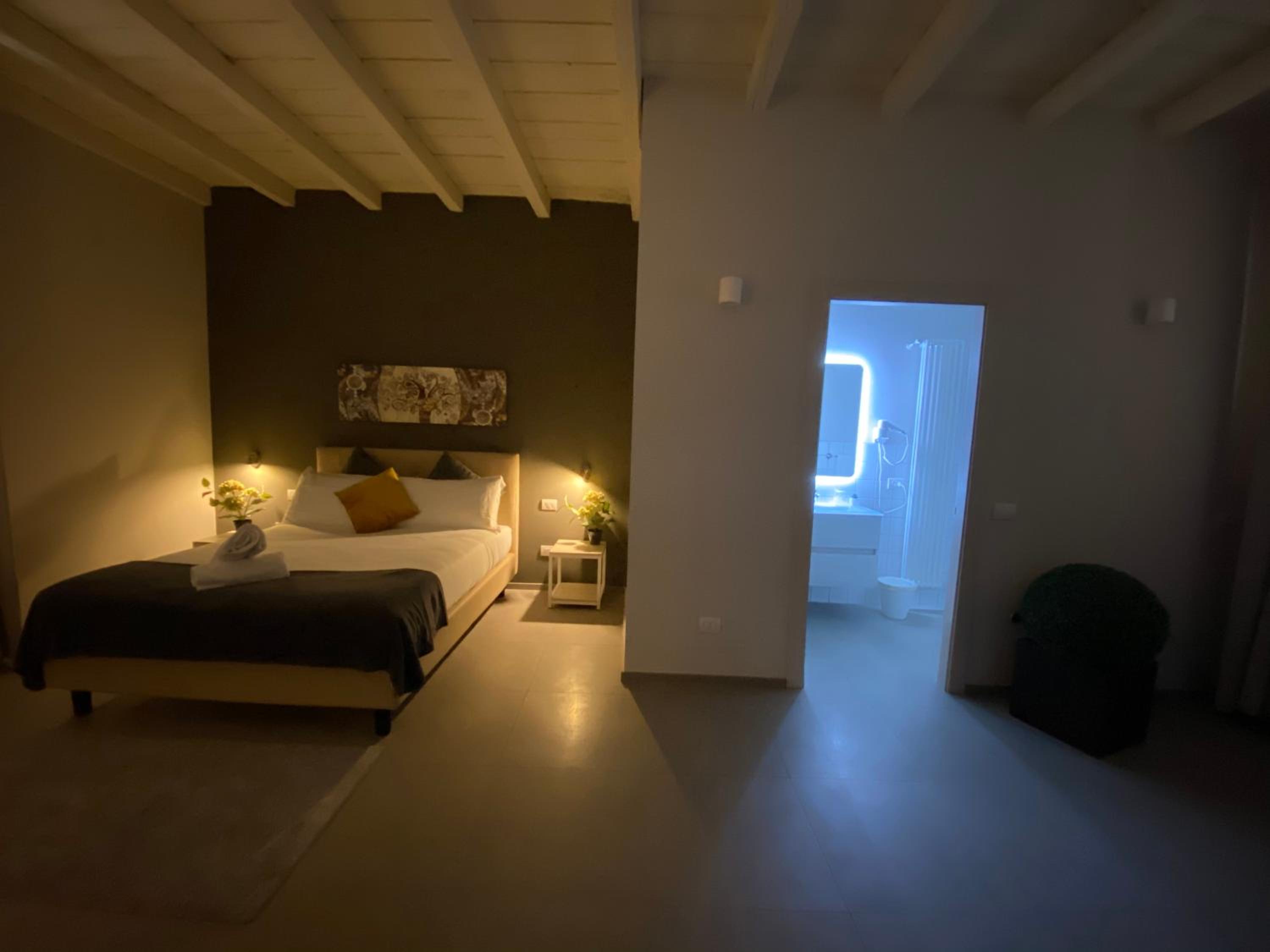 Quadruple Room with Private Bathroom - Photo 9
