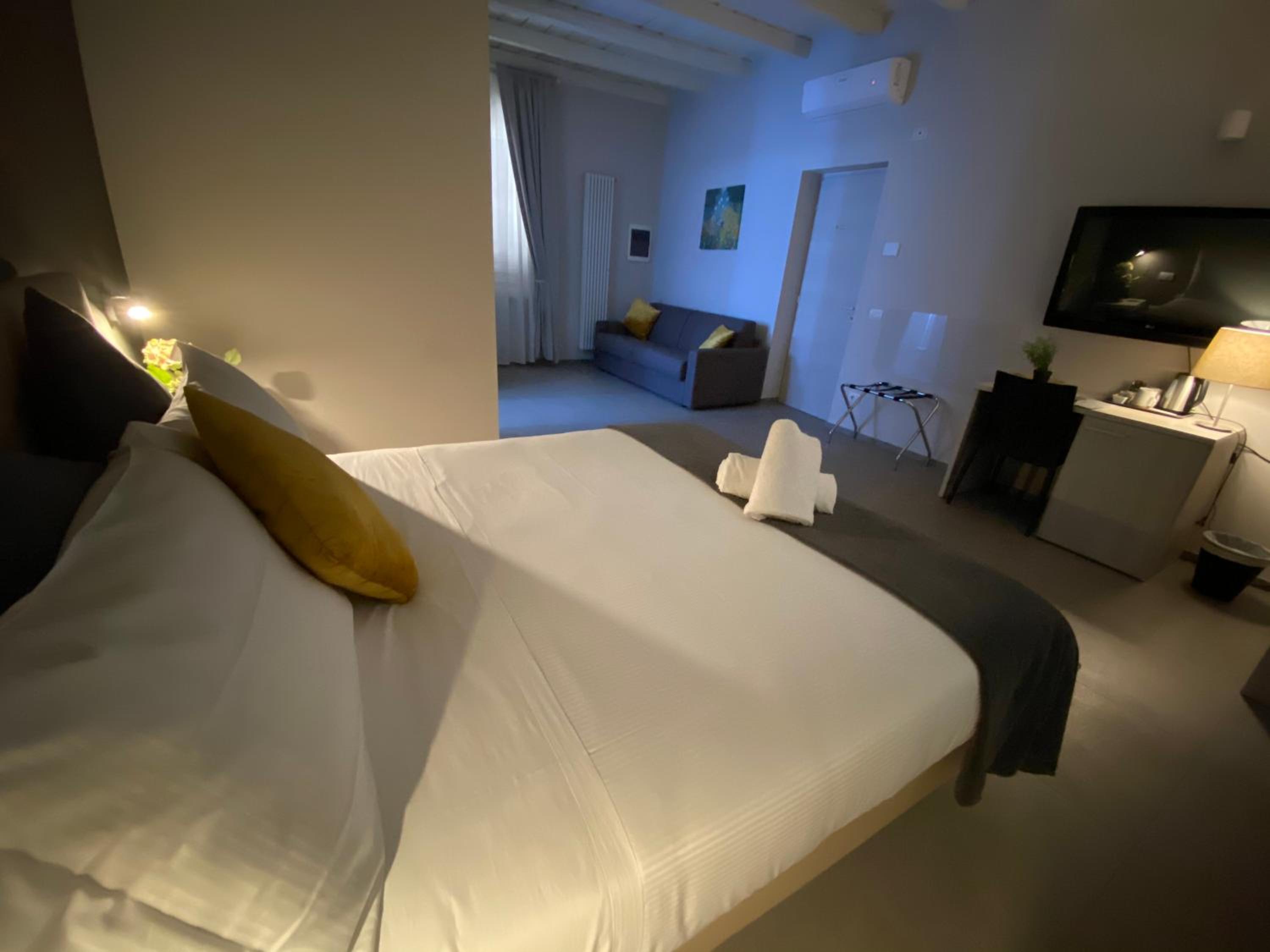 Quadruple Room with Private Bathroom - Photo 7