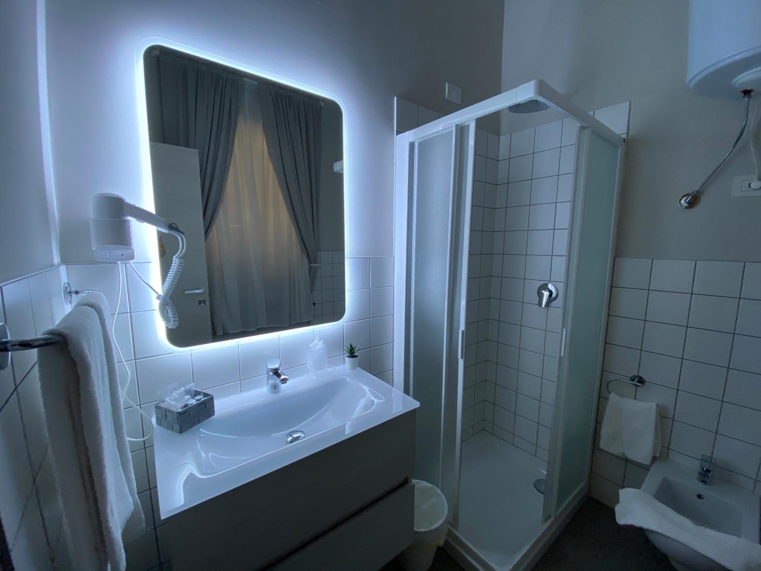 Quadruple Room with Private Bathroom - Photo 12