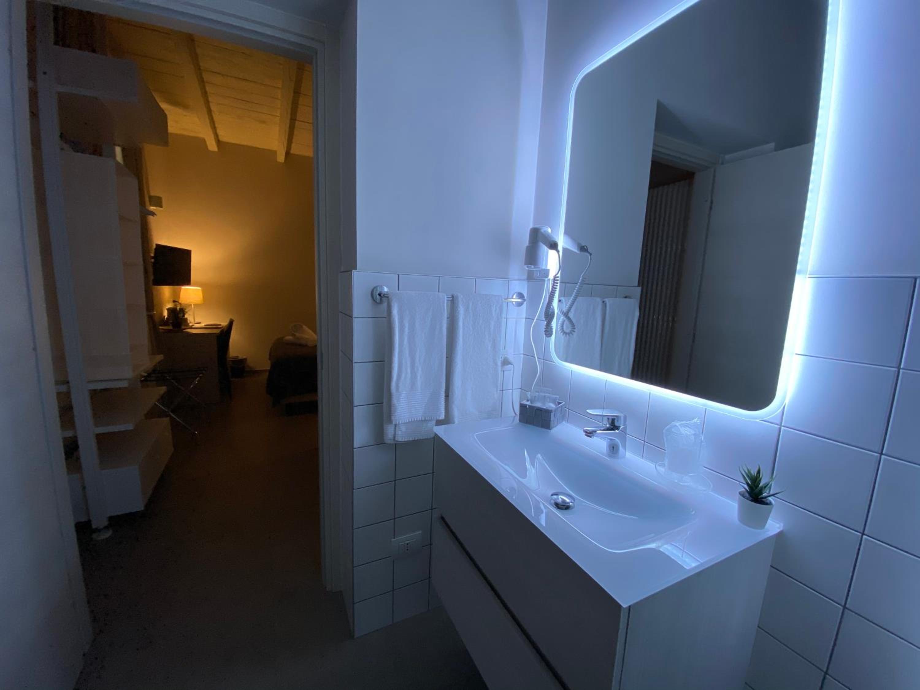 Quadruple Room with Private Bathroom - Photo 11
