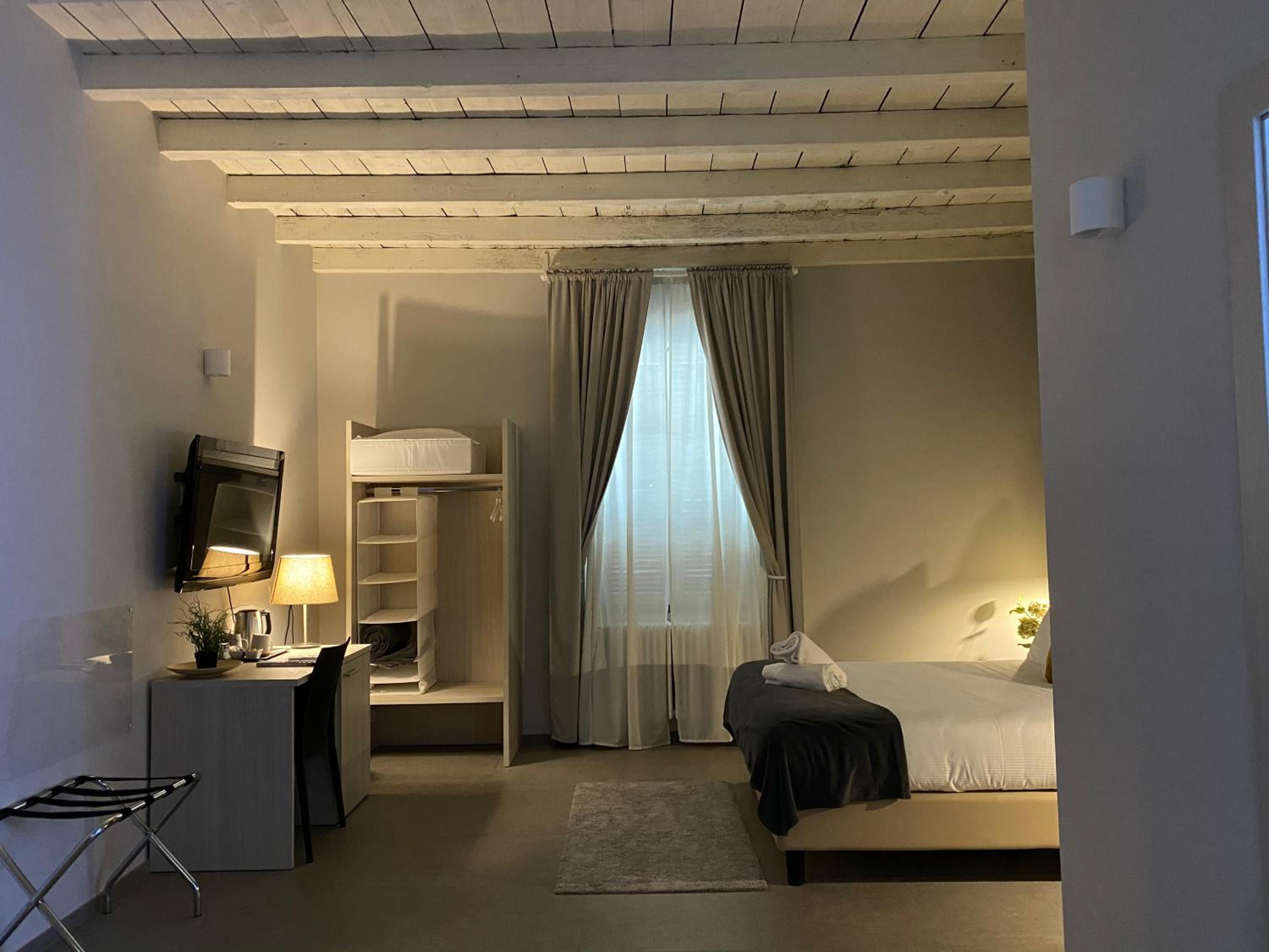 Quadruple Room with Private Bathroom - Photo 14