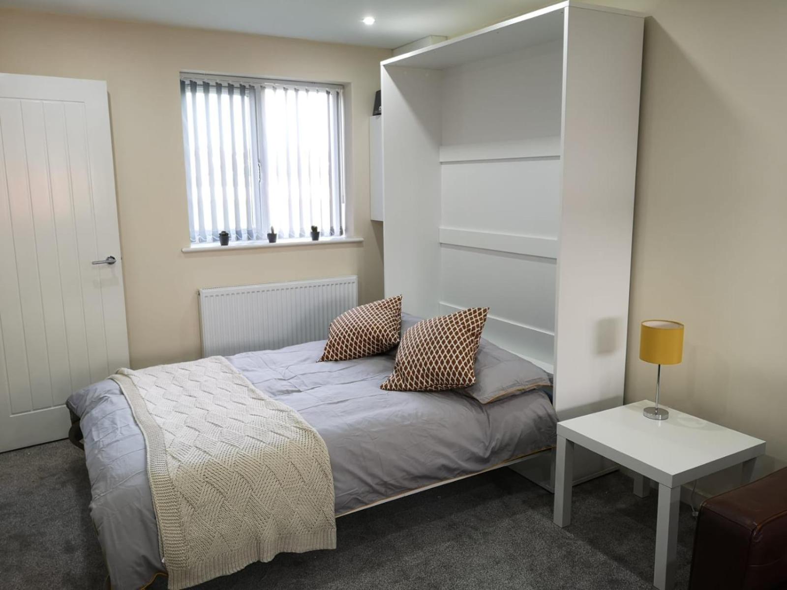 One-Bedroom Apartment photo 1