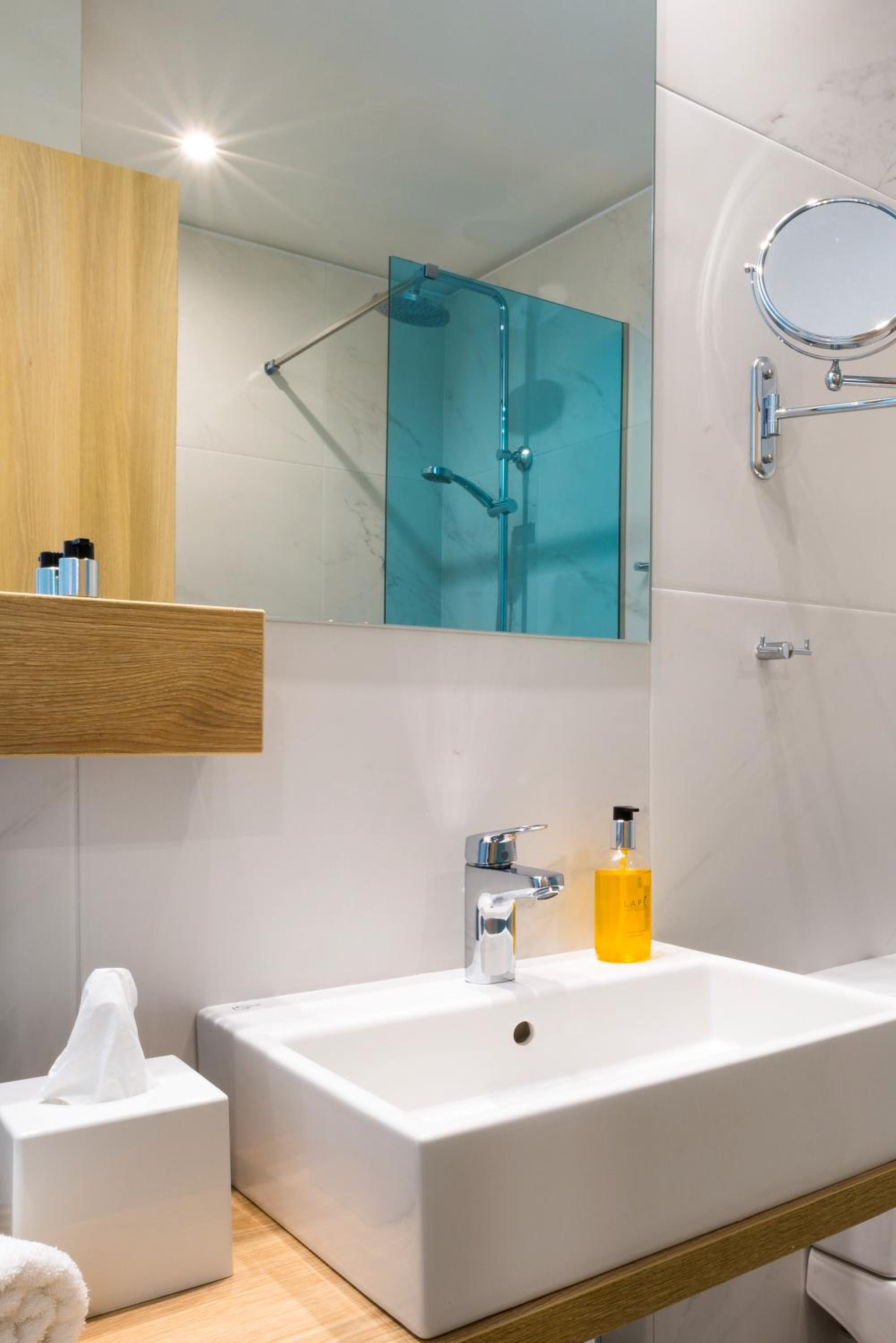 Standard Double or Twin Room thumbnail 5