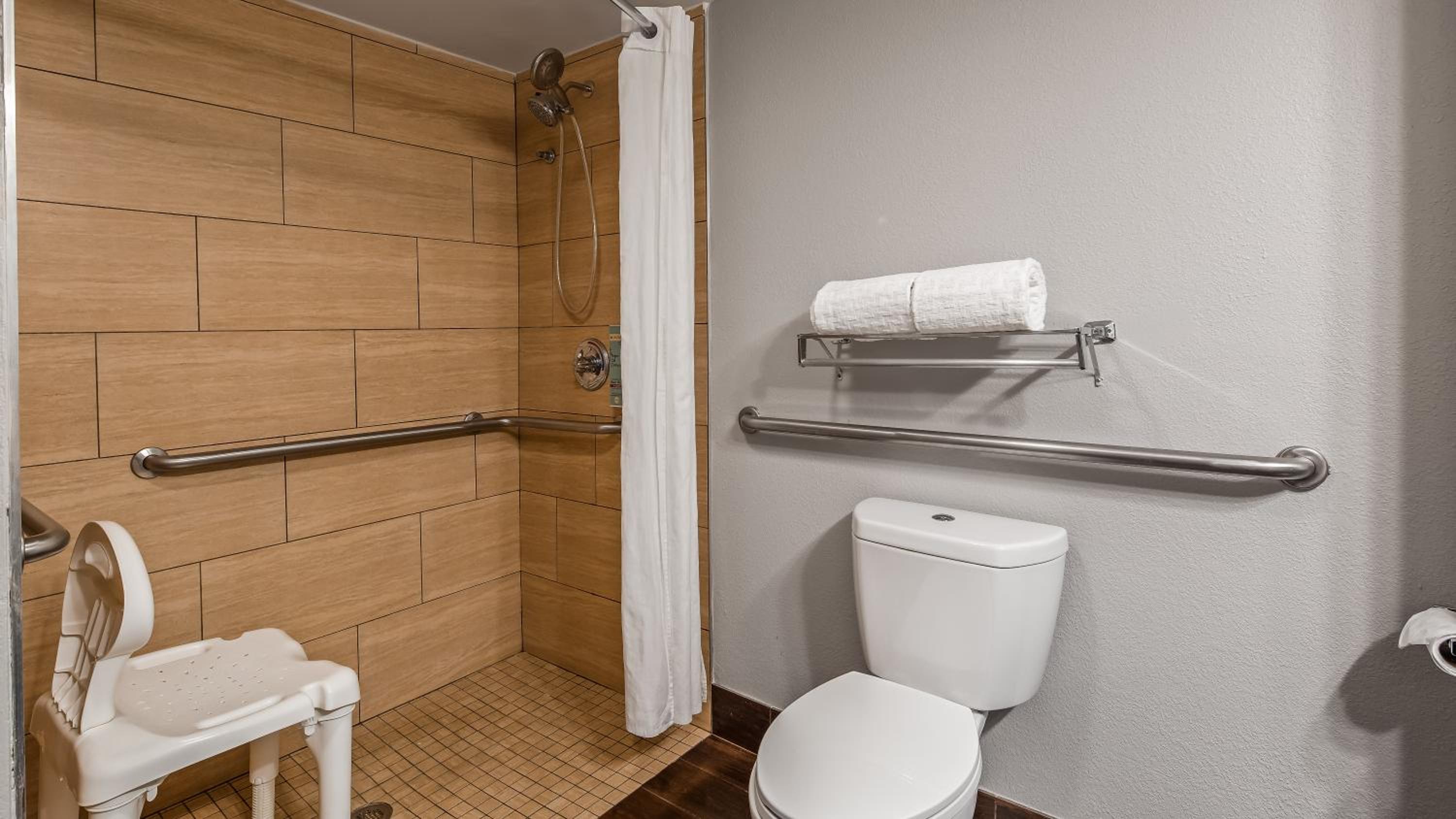 King Room with Roll-In Shower - Mobility Access - Photo 6