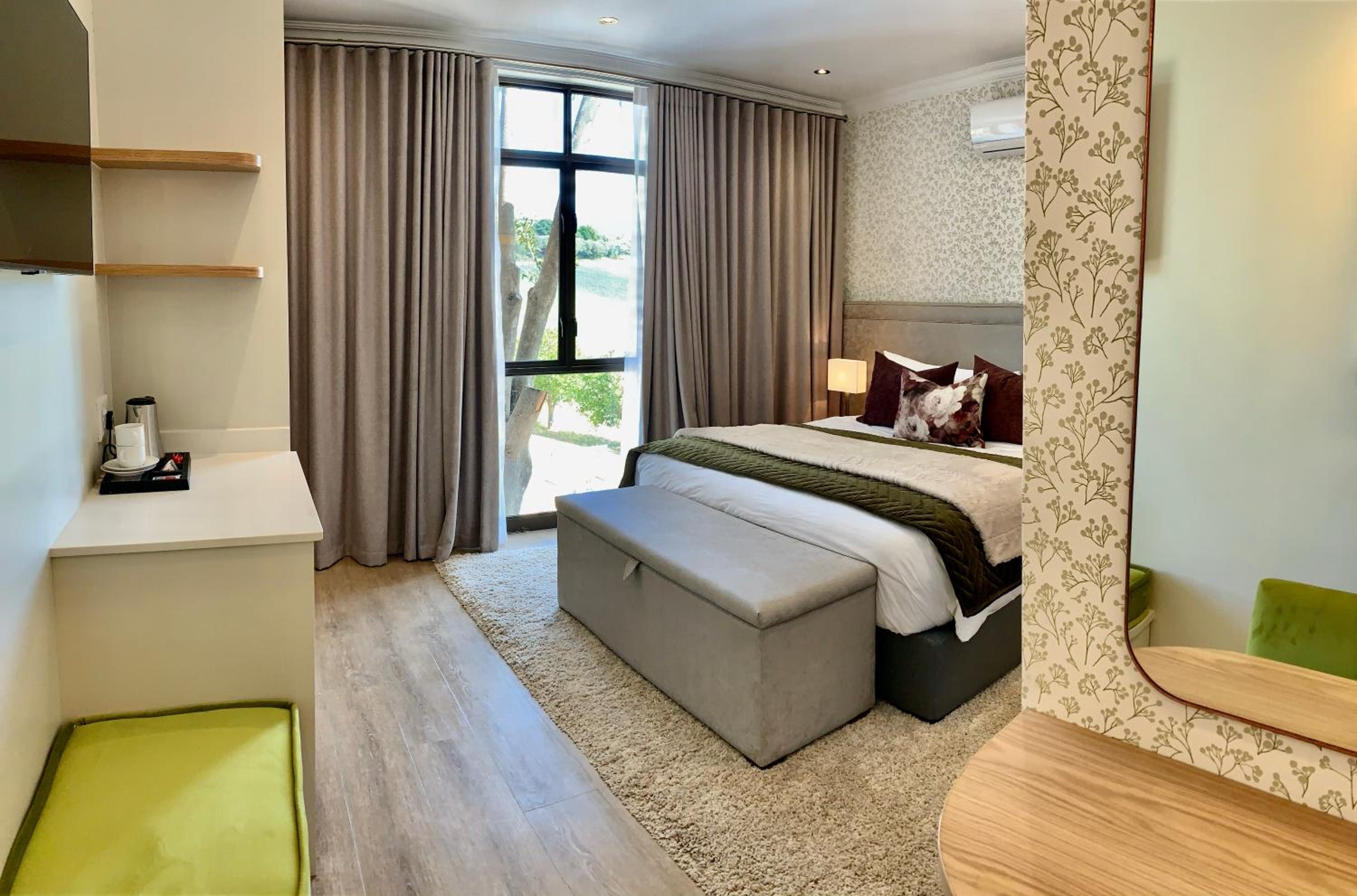 Deluxe King Room - Photo 7