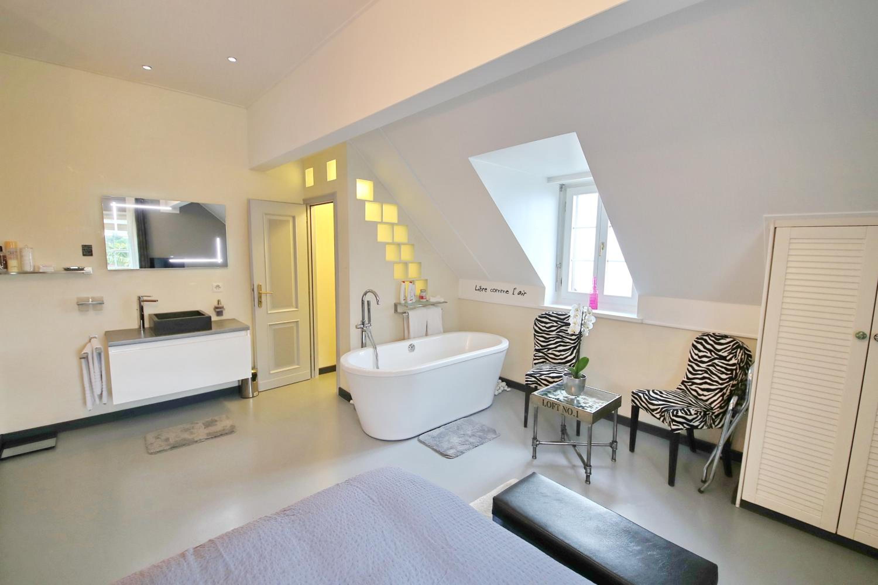Corseaux Beach | Superior Double Room with Bath and lake view photo 1