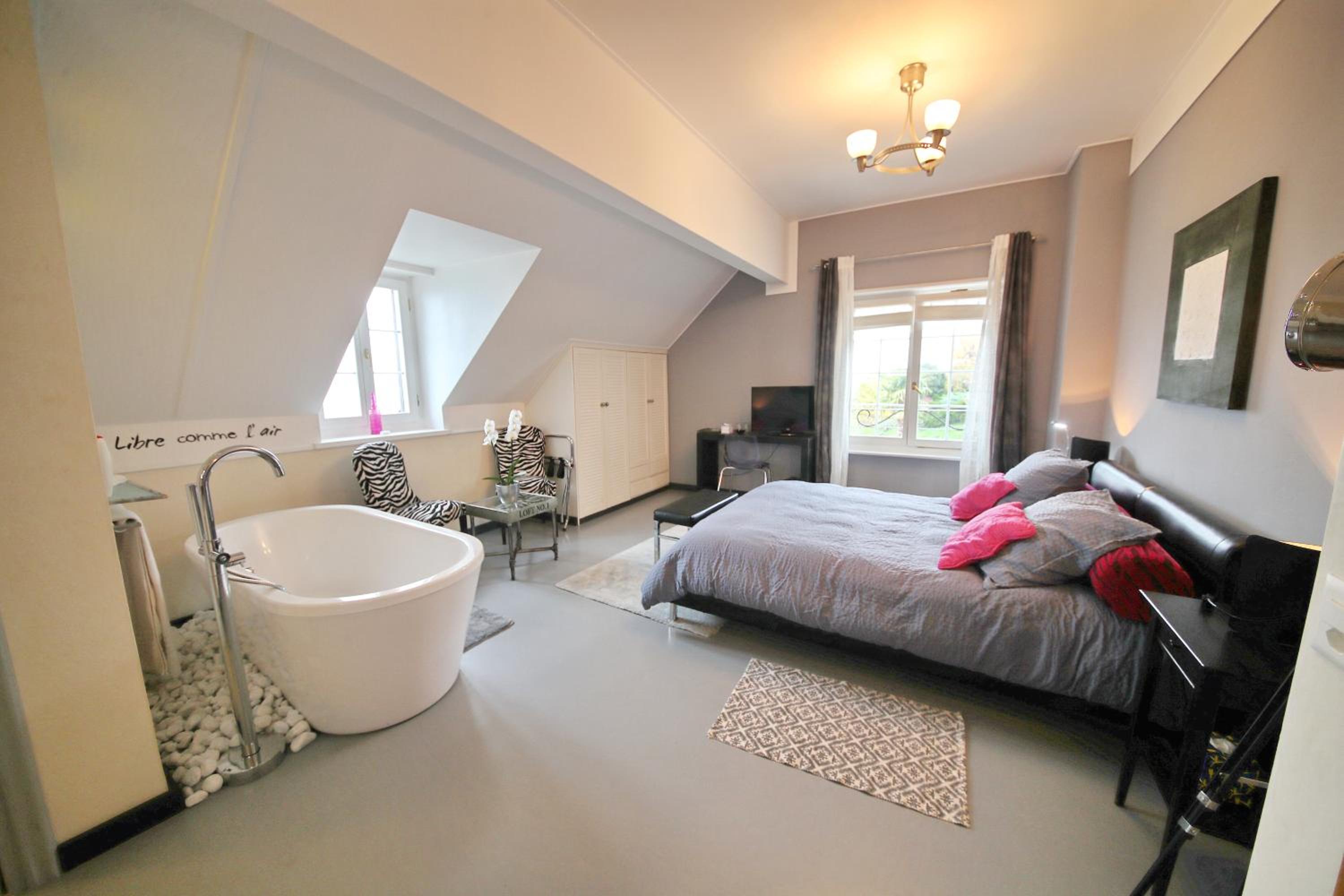 Corseaux Beach | Superior Double Room with Bath and lake view photo 3