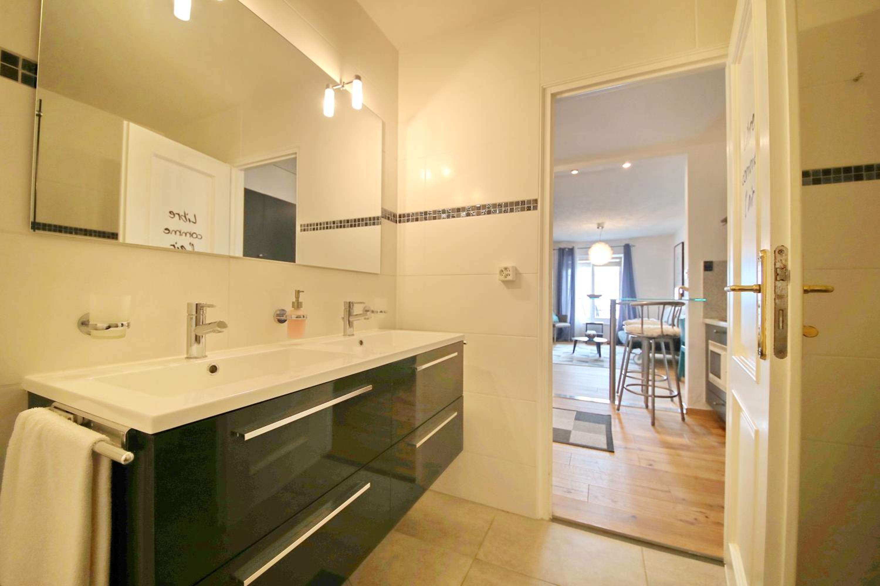 Riviera Beach | One-Bedroom Apartment with Garden and Lake View photo 2