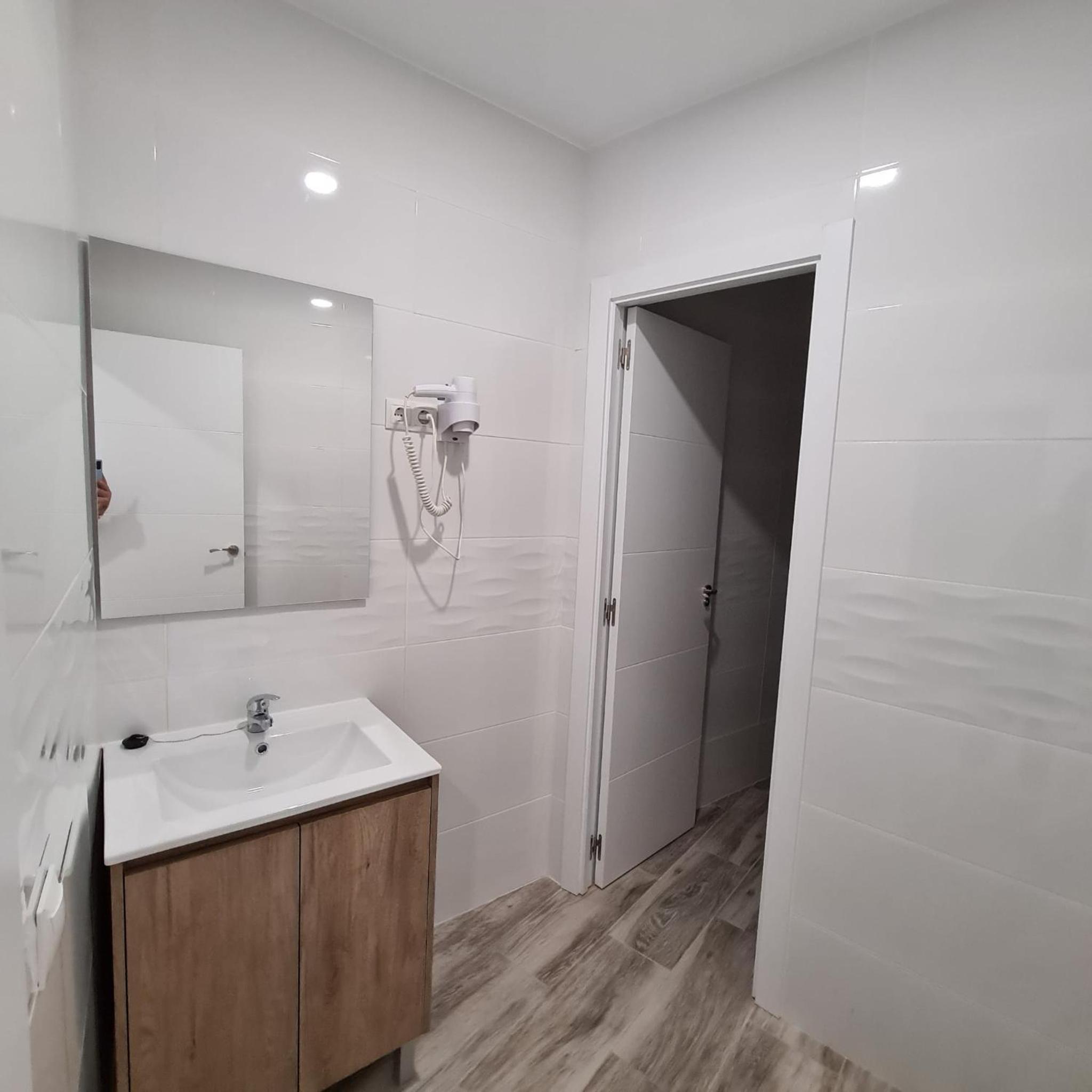 Double Room with Private Bathroom - Photo 2