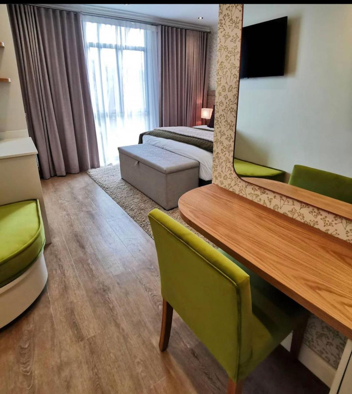 Deluxe King Room - Photo 8