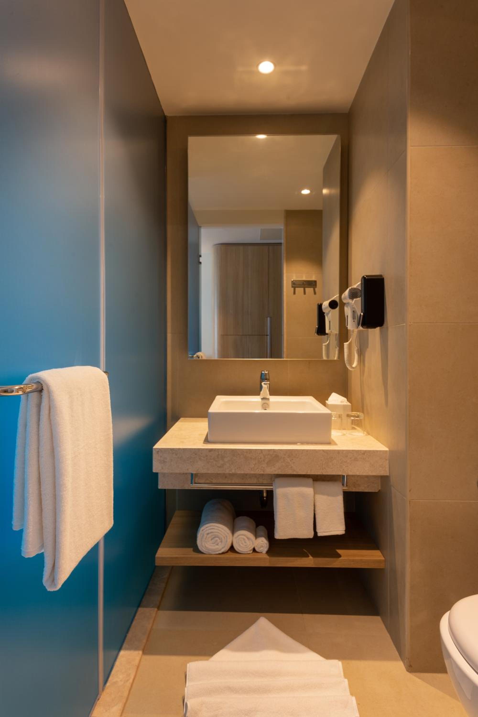 Standard Twin Room - Photo 4