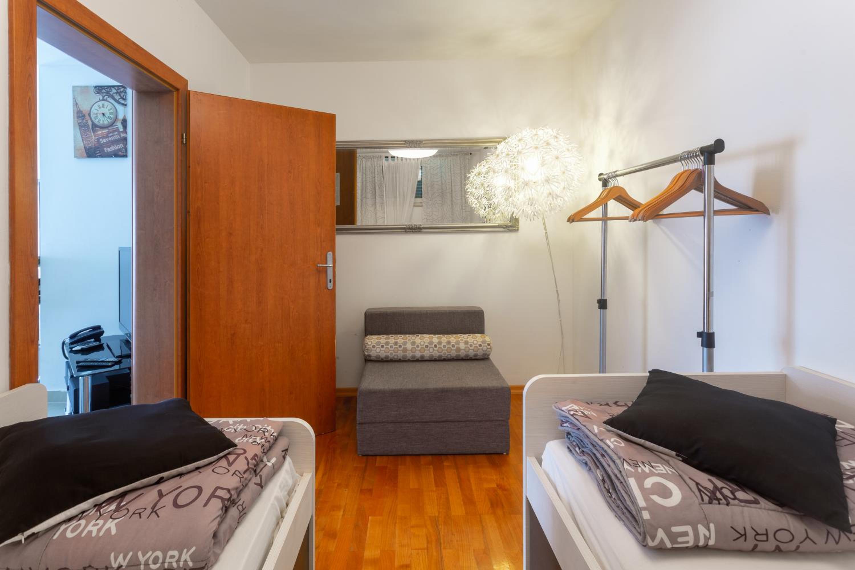 One-Bedroom Apartment (6 Adults) photo 3