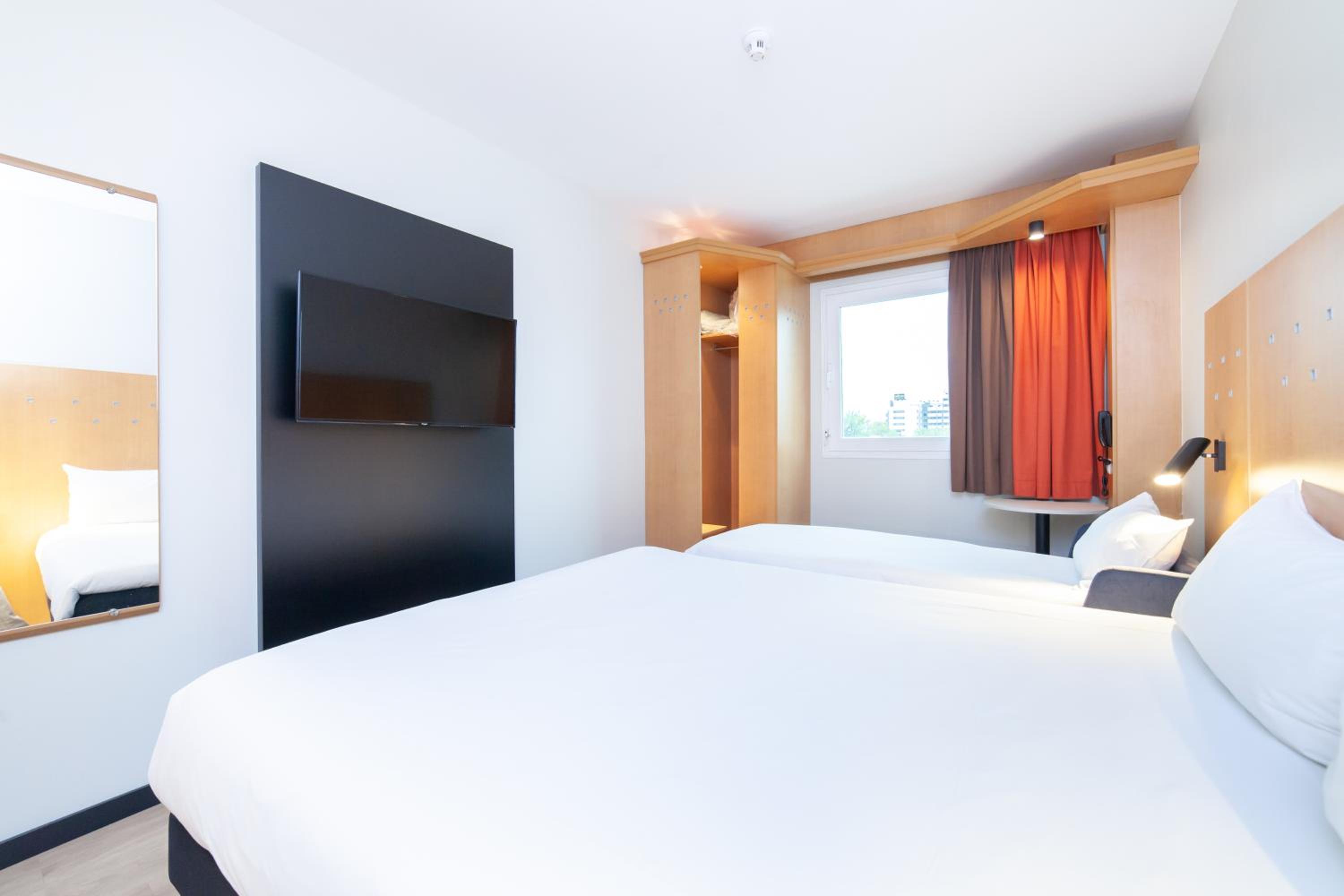 Double Room with Sofa Bed - Photo 7
