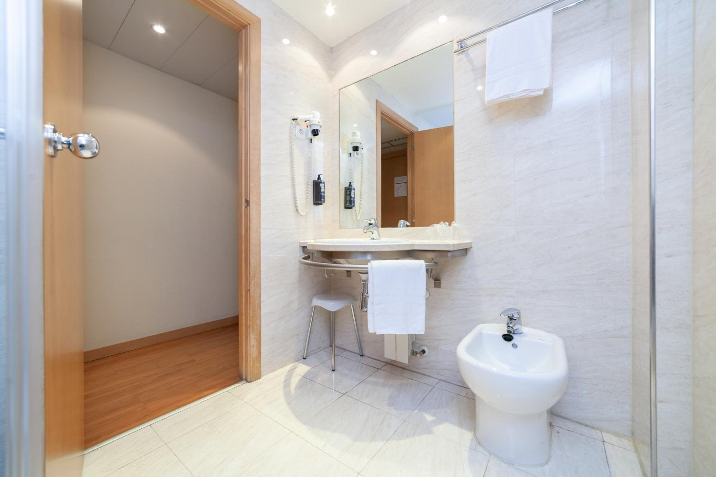 Standard Double Room - Photo 2