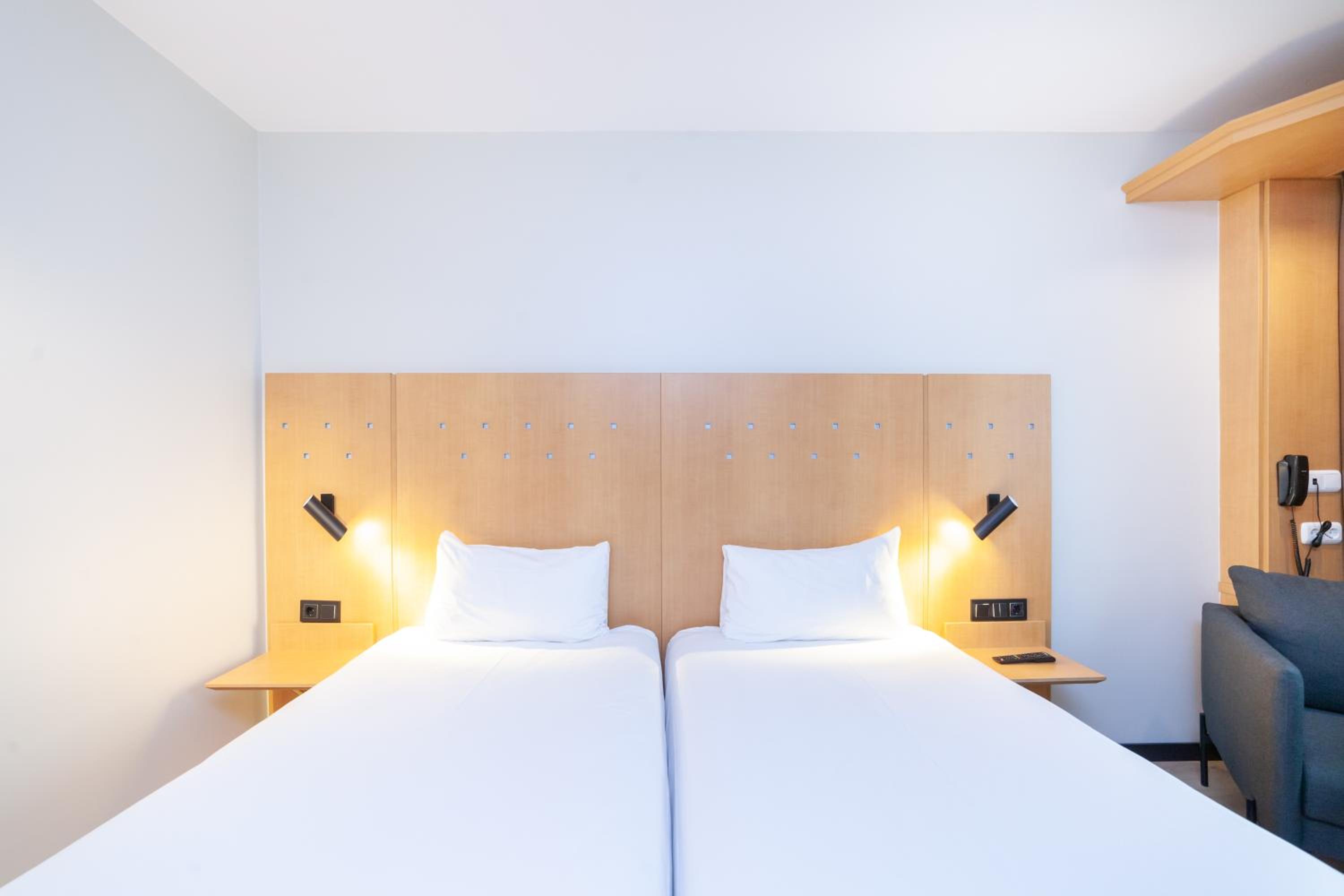 Standard Twin Room - Photo 8