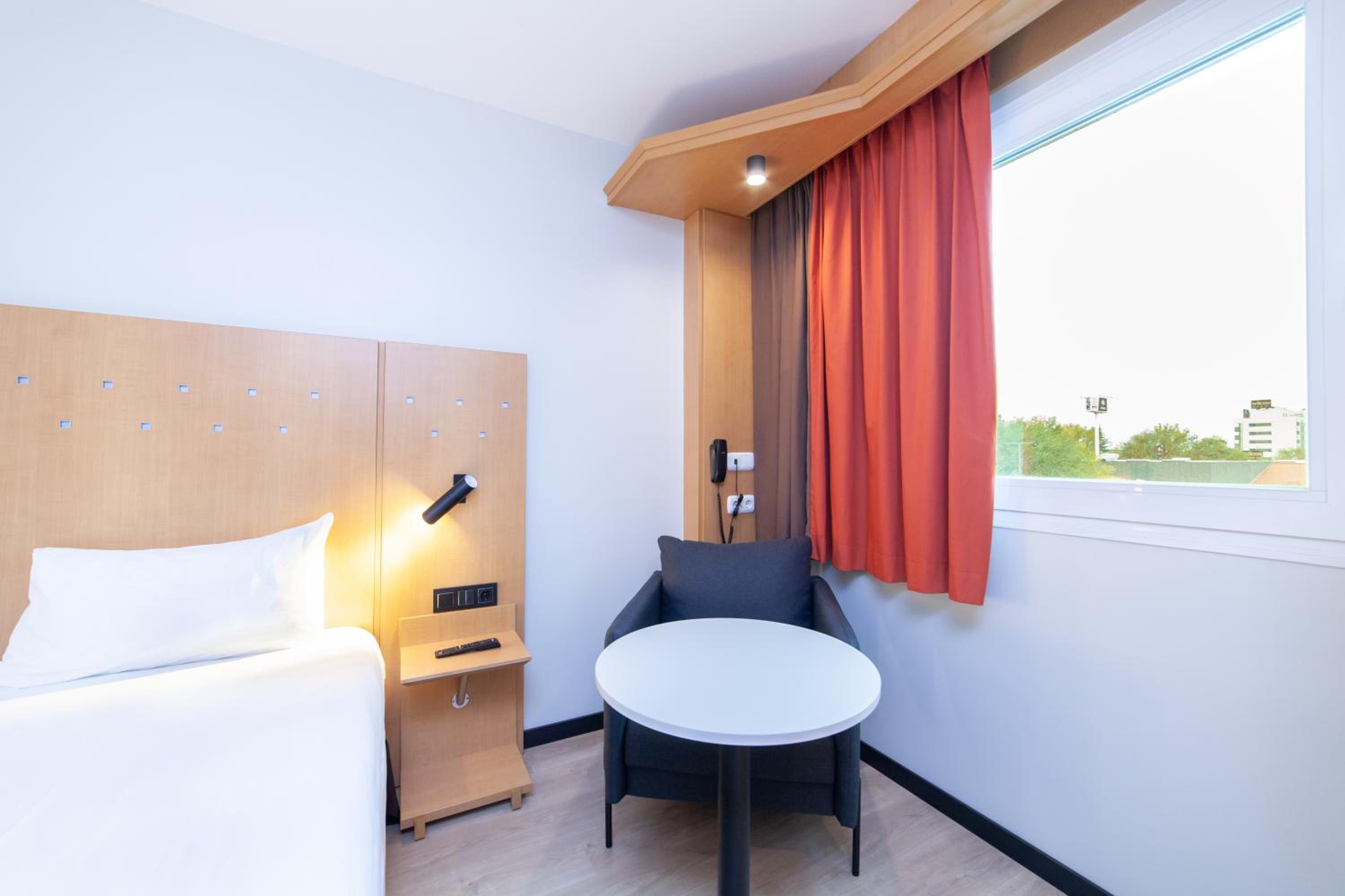 Standard Twin Room - Photo 2