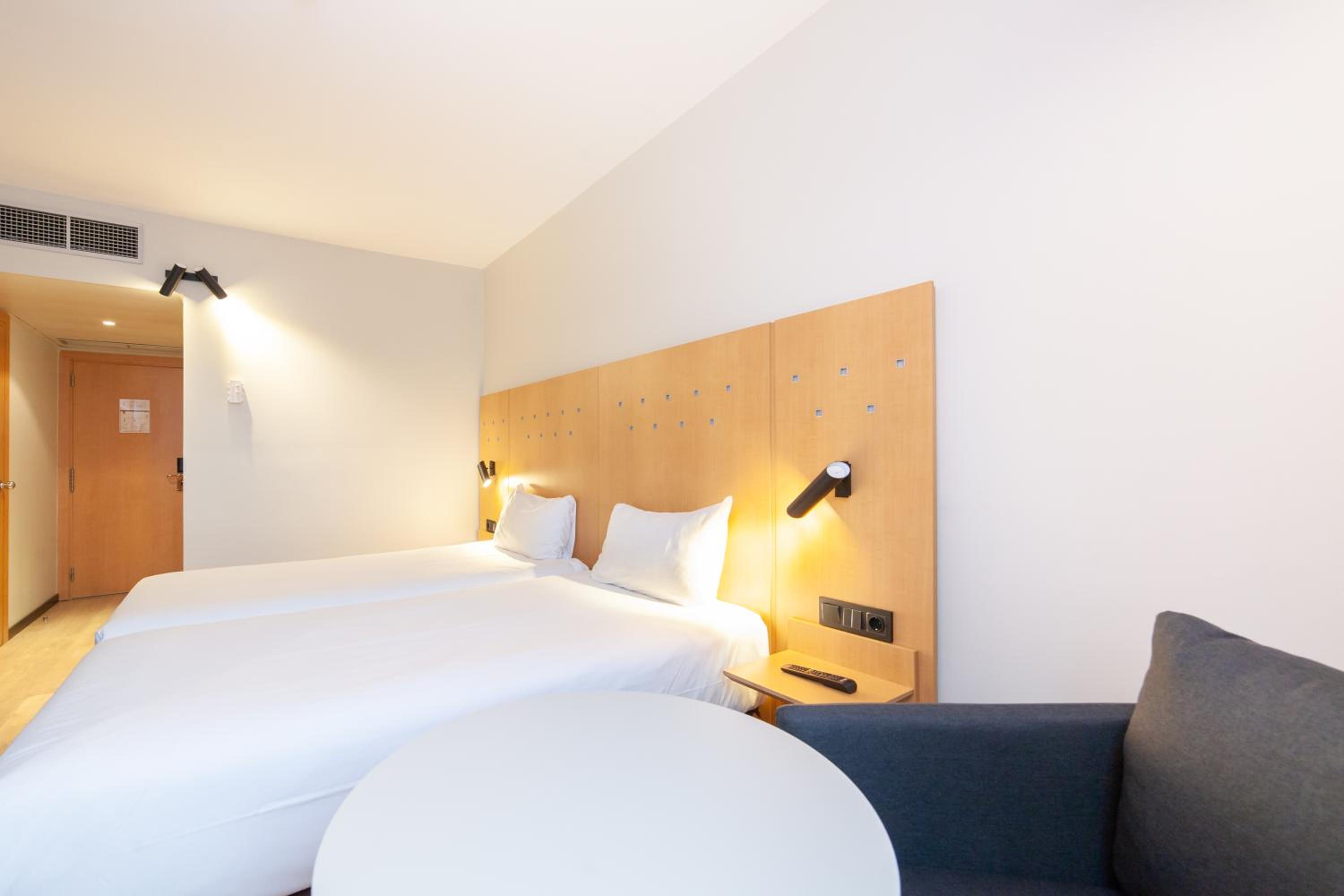 Standard Twin Room - Photo 1