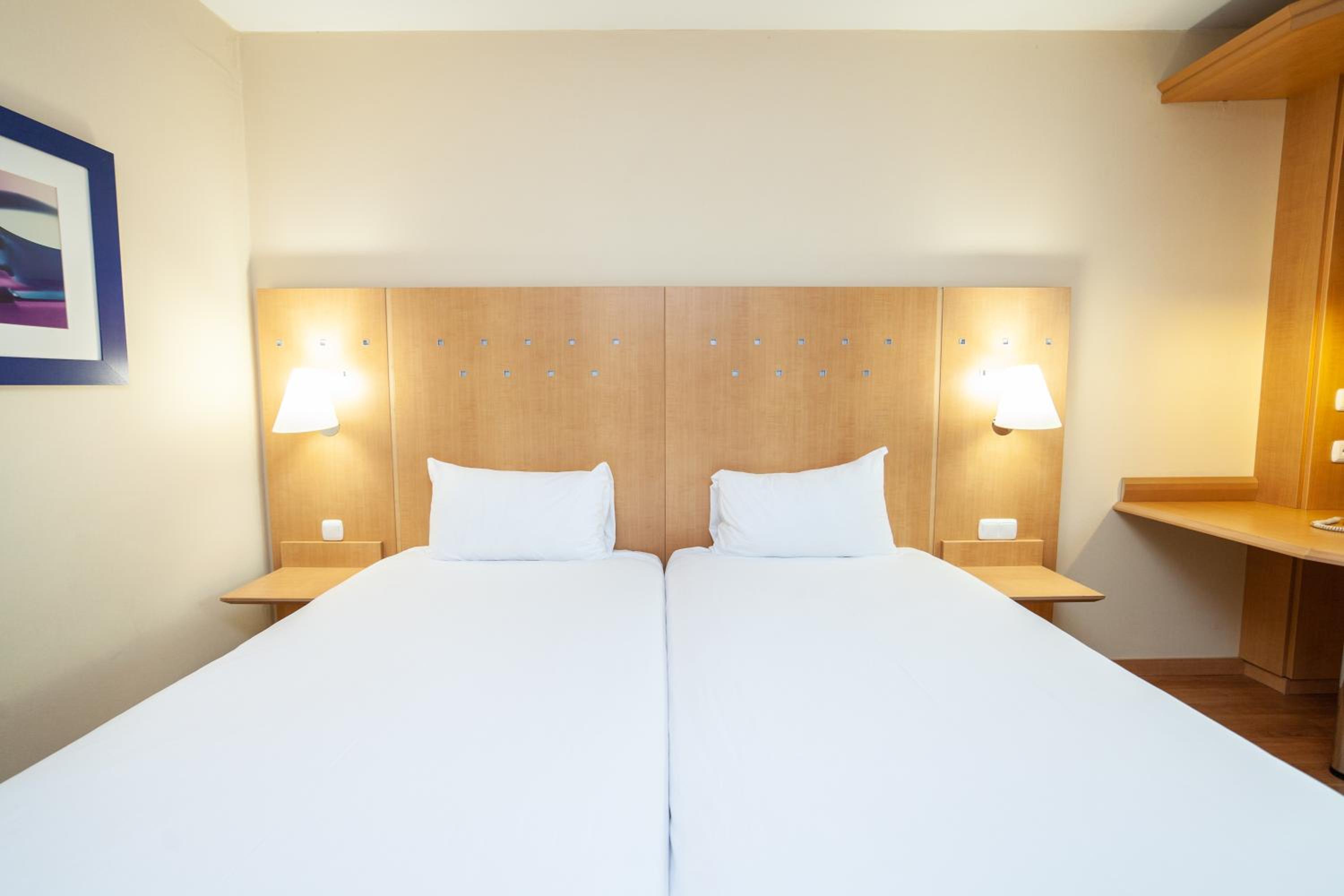 Standard Twin Room - Photo 5