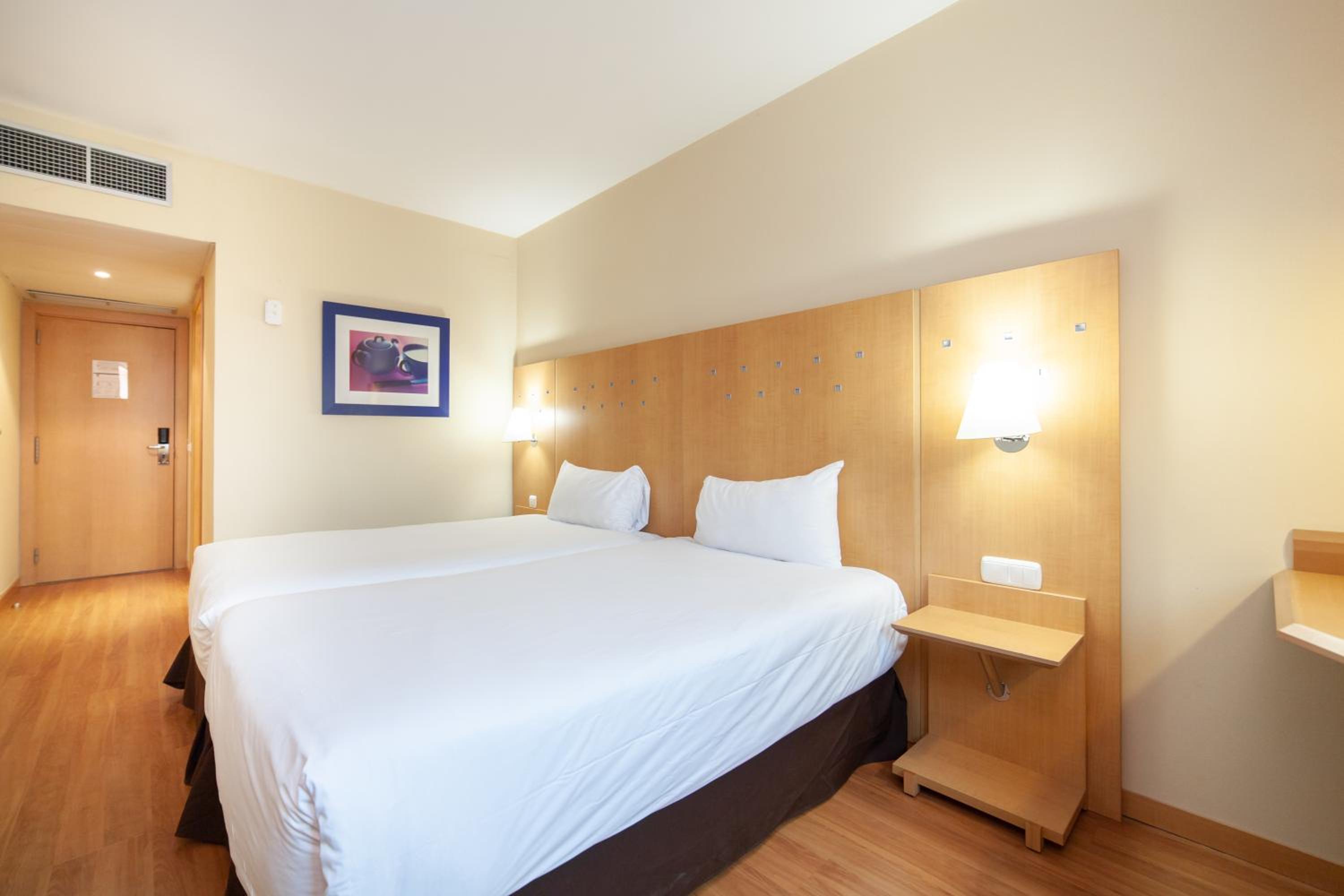 Standard Twin Room - Photo 7