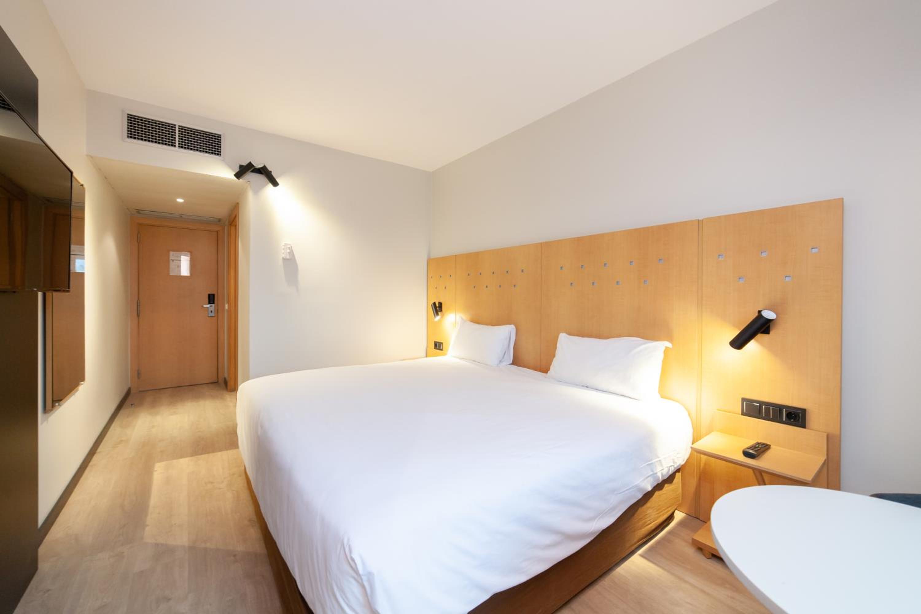 Standard Double Room - Photo 13