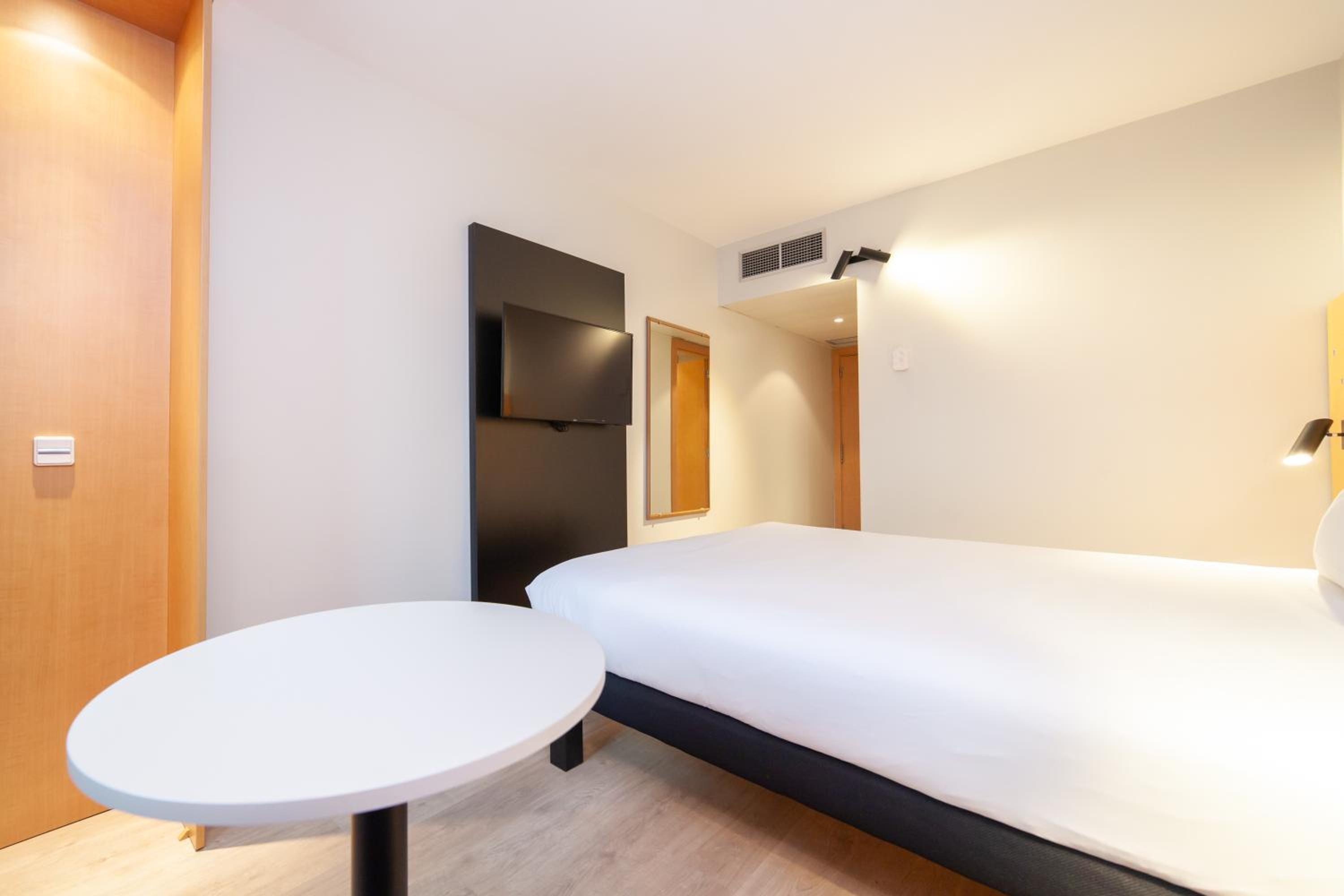 Standard Double Room - Photo 9