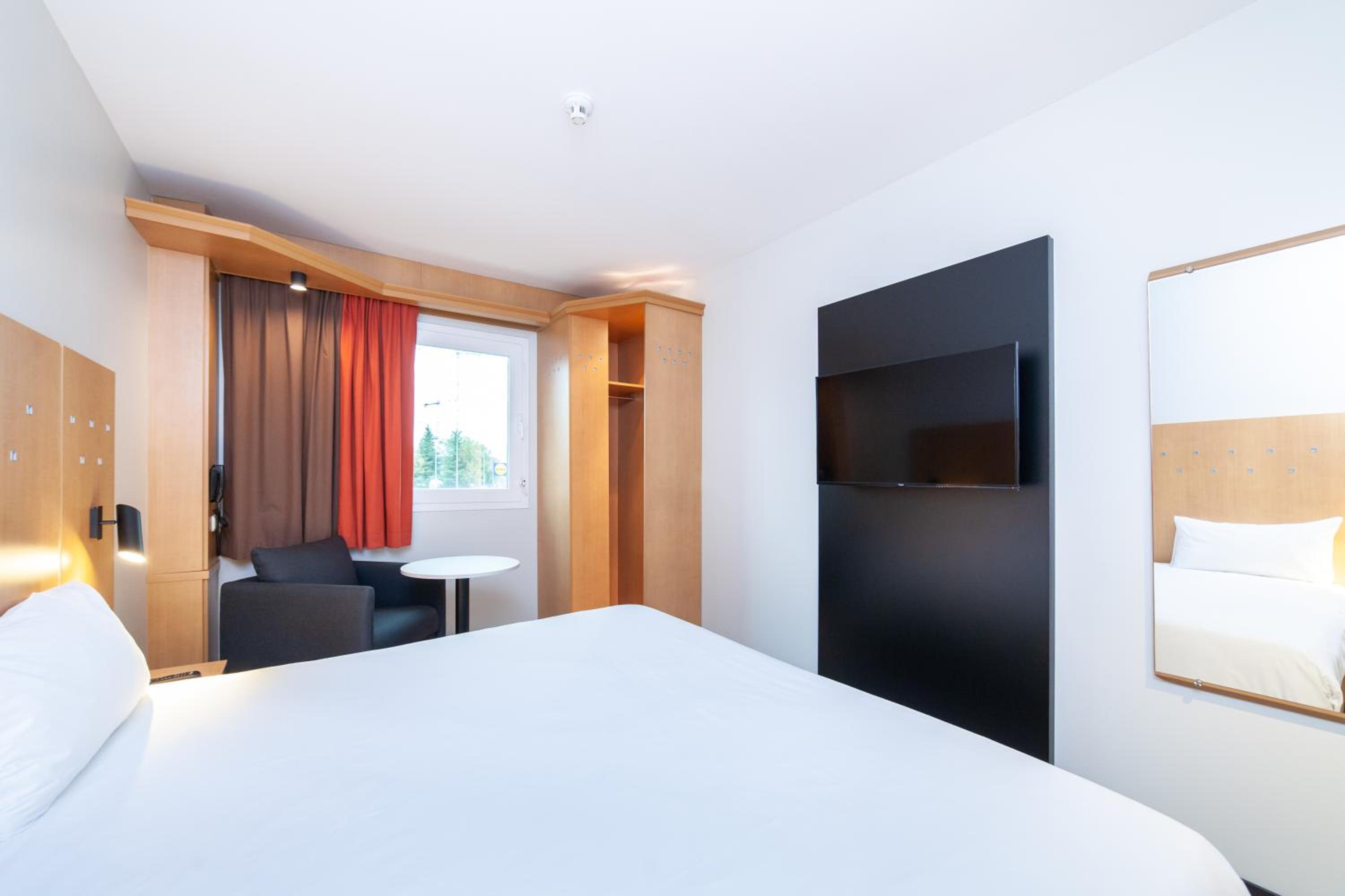 Standard Double Room - Photo 8
