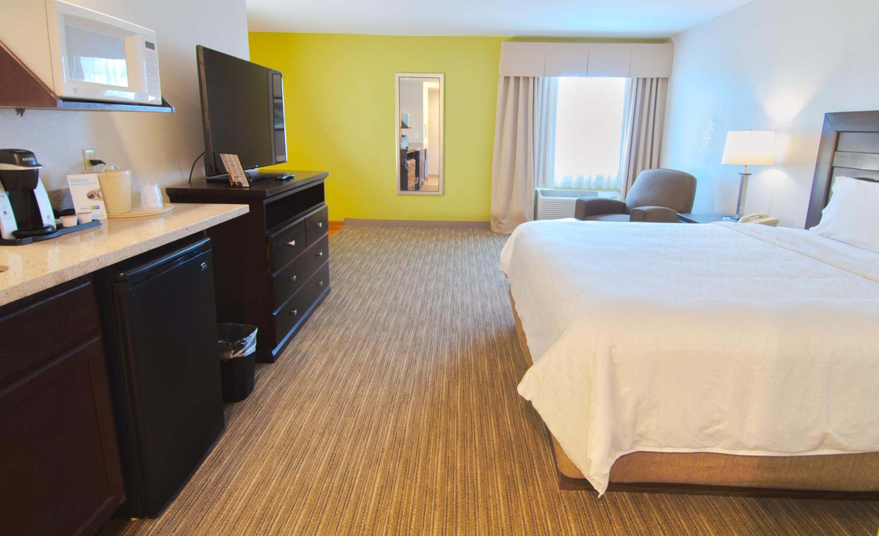 Standard King Room - Photo 7
