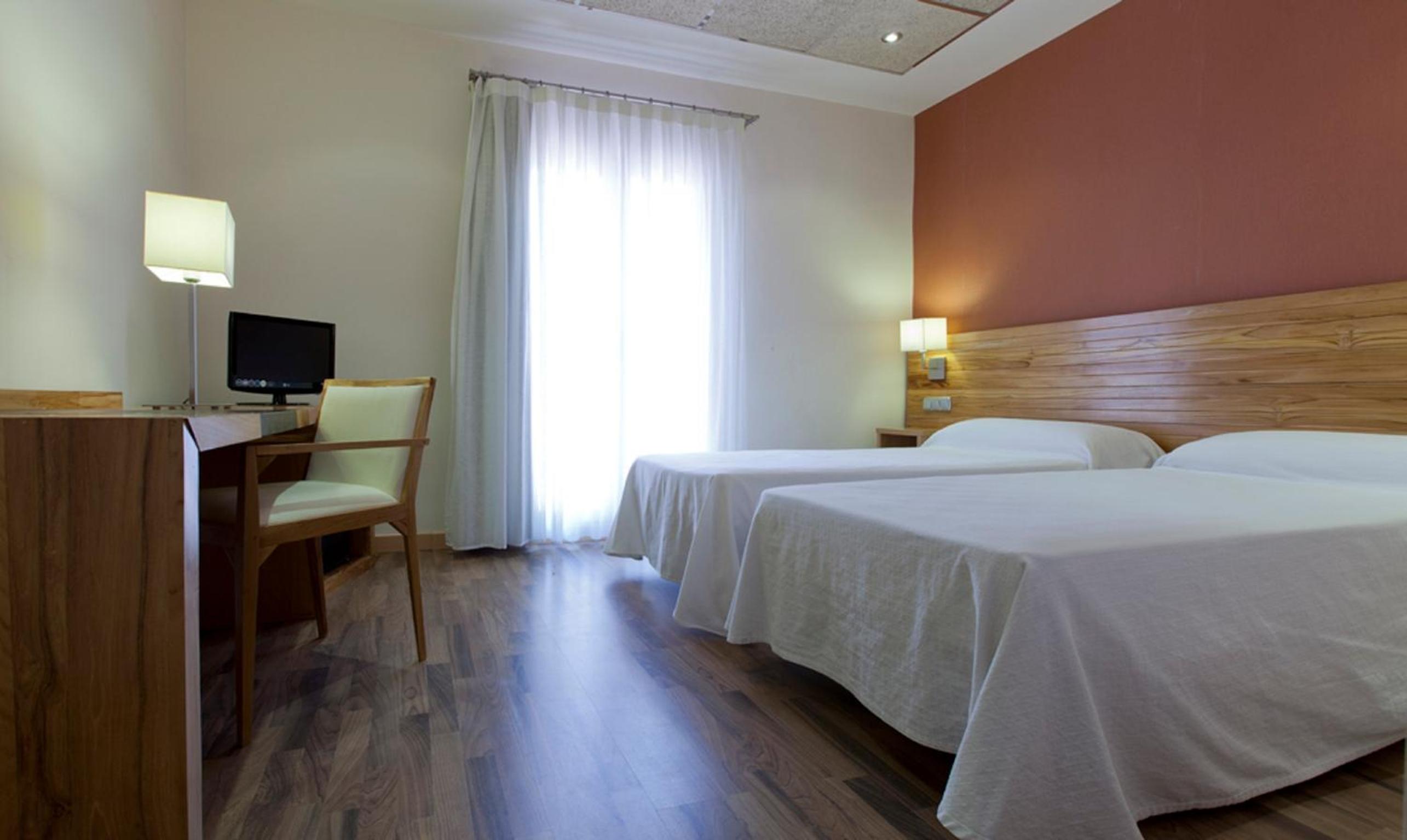 Twin Room (2 Adults + 1 Child) - Photo 1
