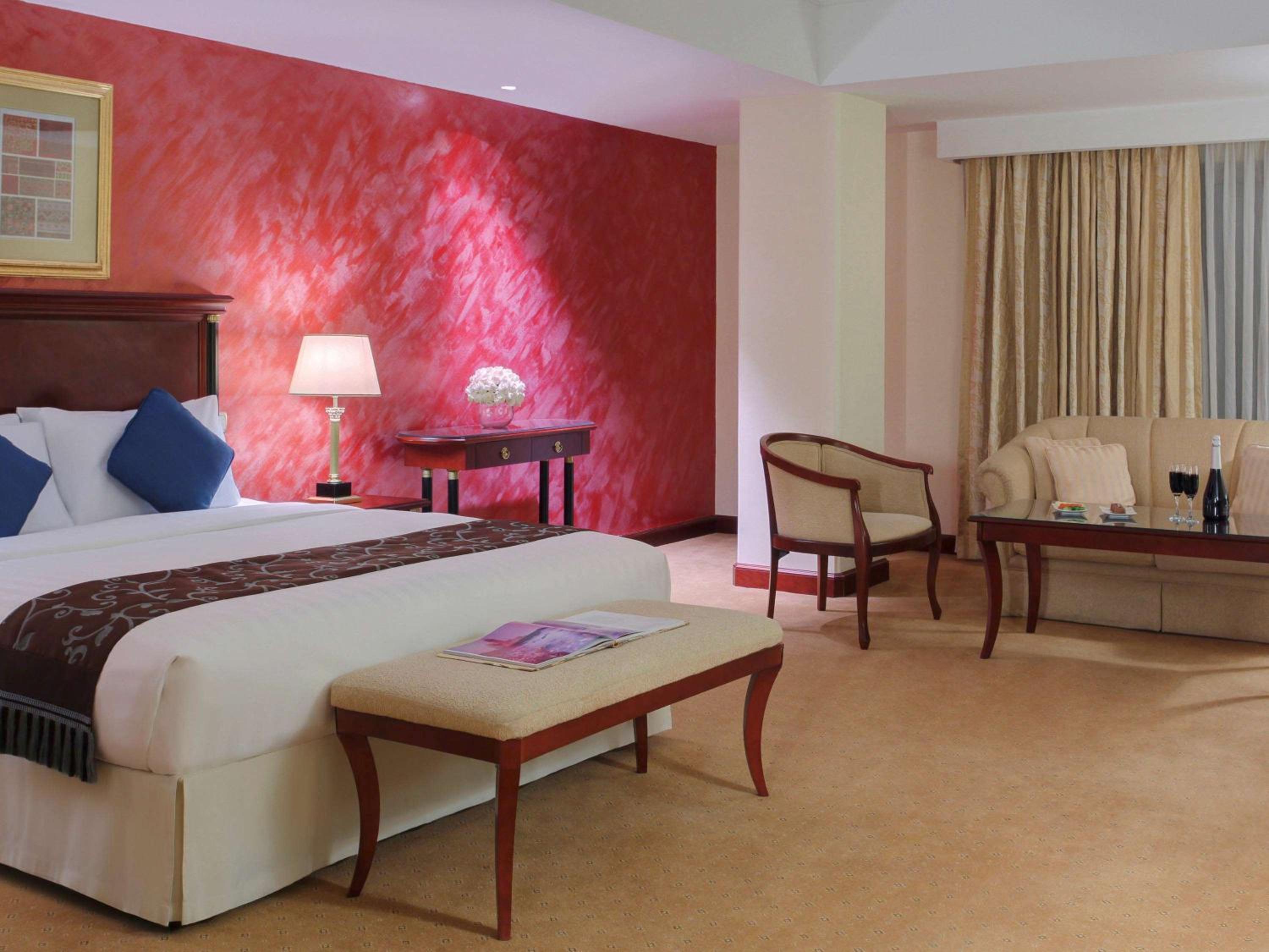Corner Family Suite with One King and Two Twin Beds - Smoking thumbnail 5