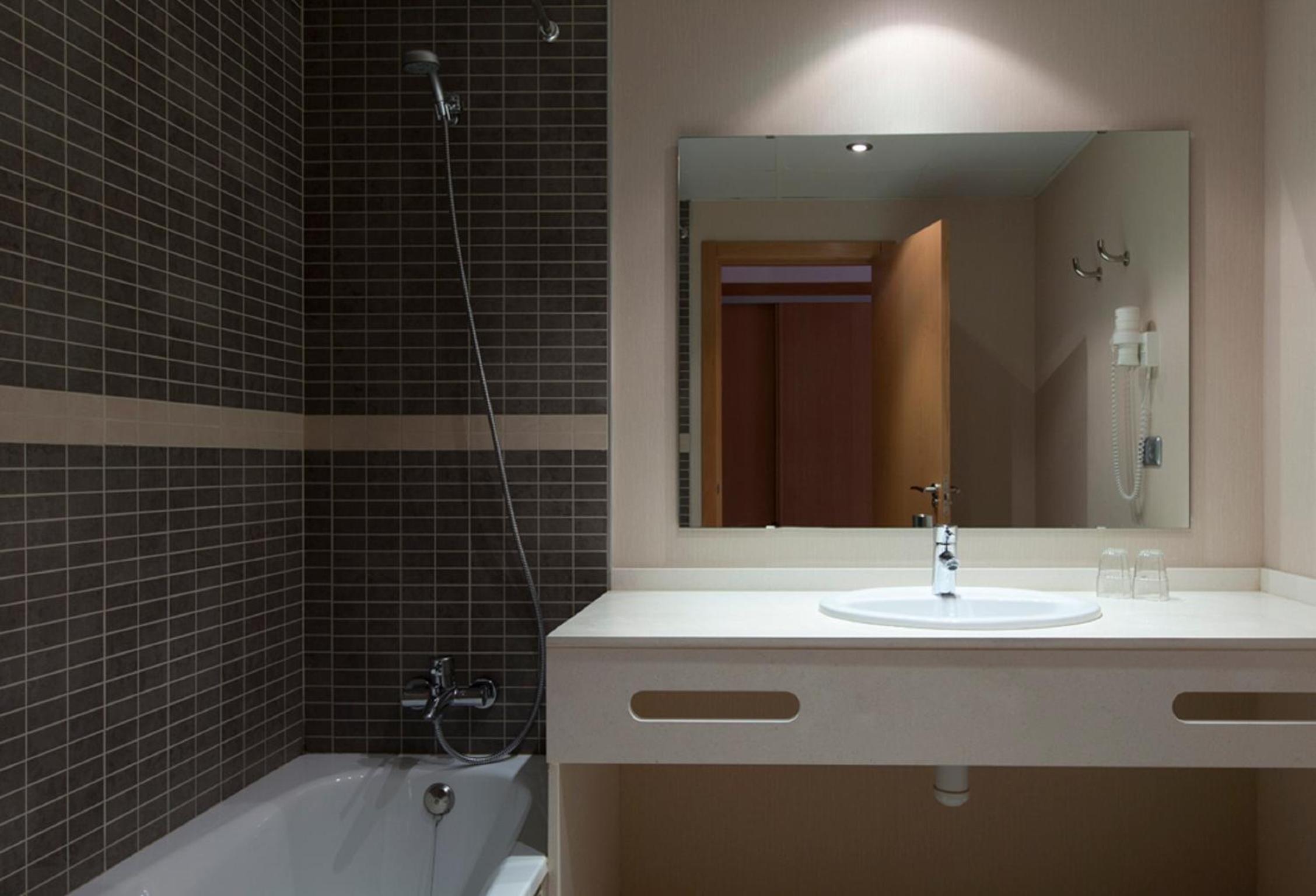 Twin Room (2 Adults + 1 Child) - Photo 2