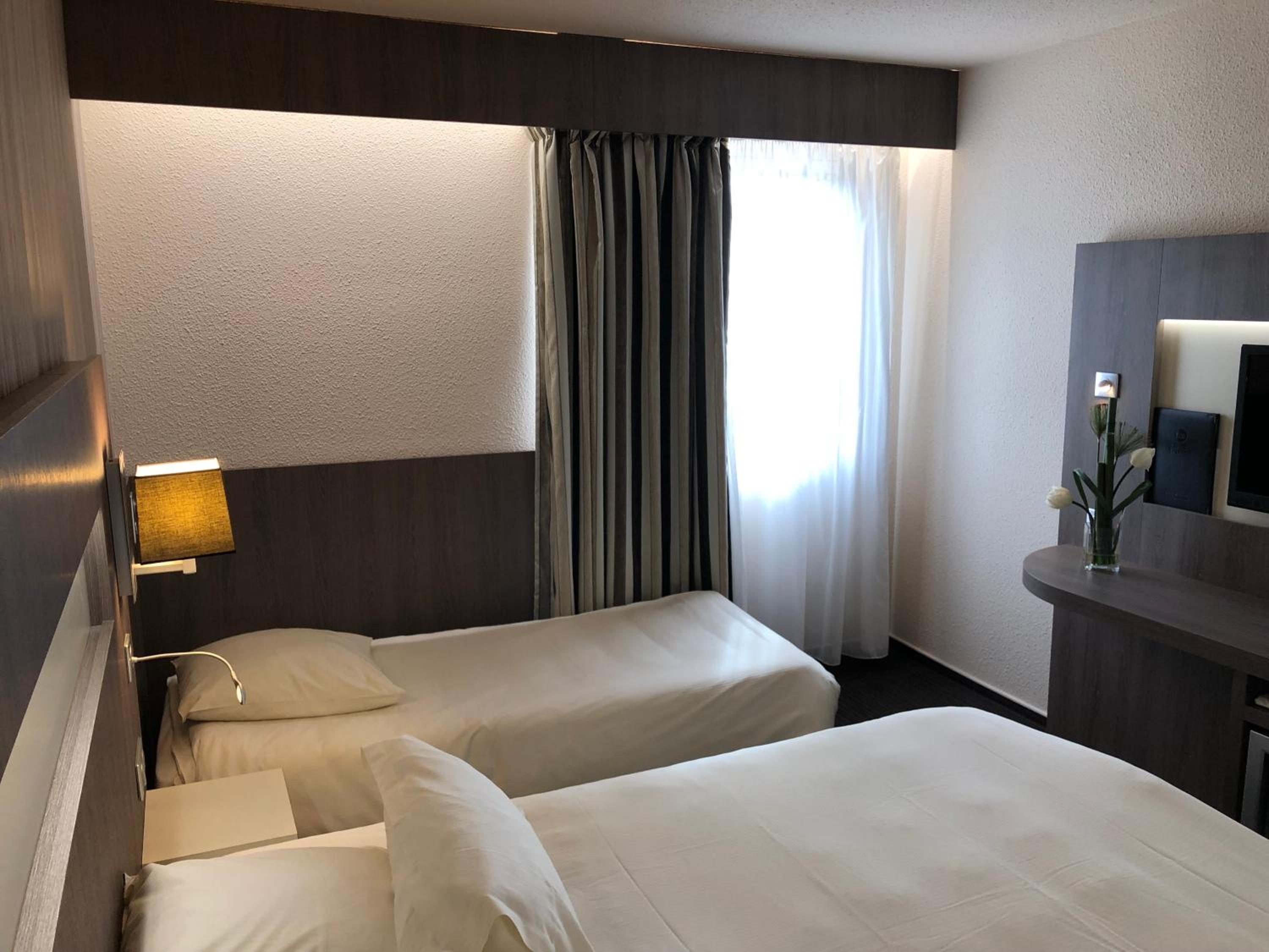 Standard Queen Room with Single Bed - Non-Smoking - Photo 3