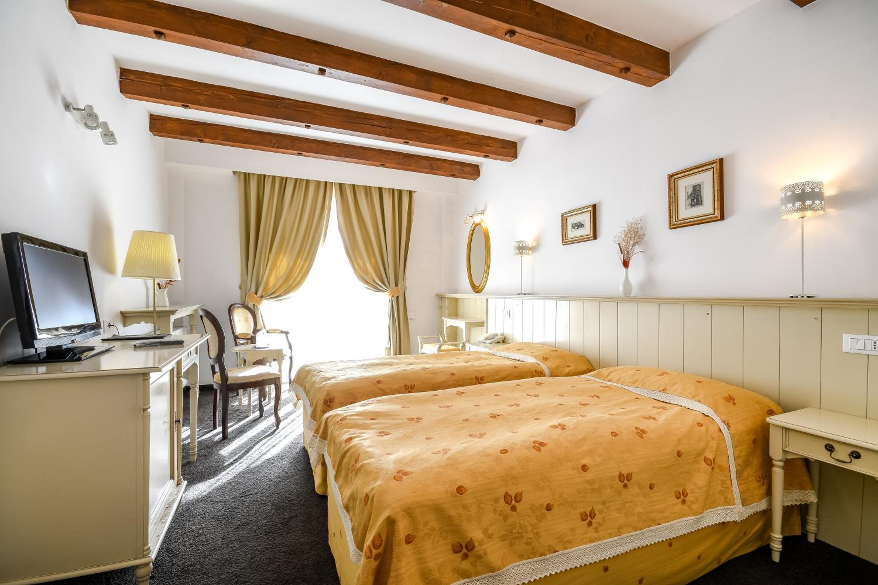 Standard Double Room - Photo 13