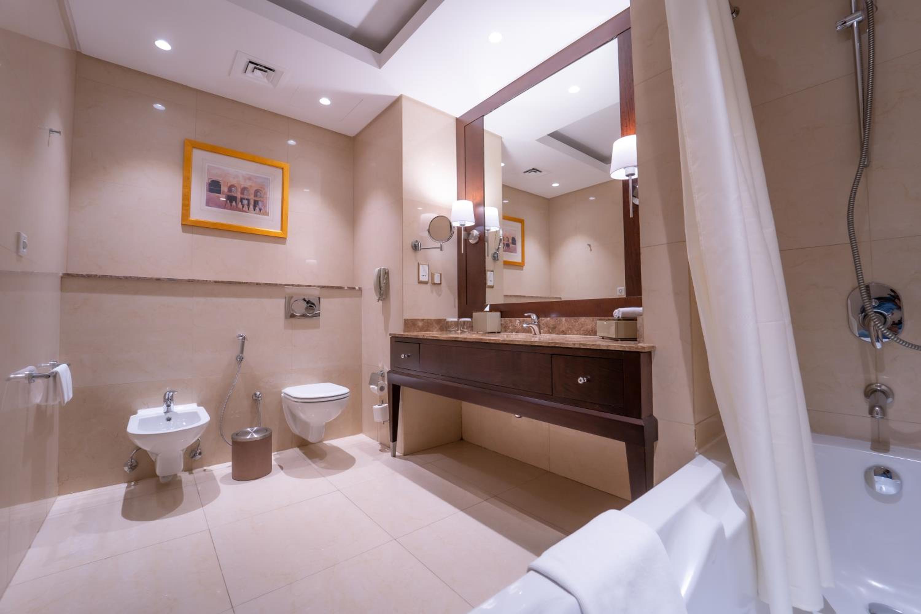 Deluxe King Room - Photo 5