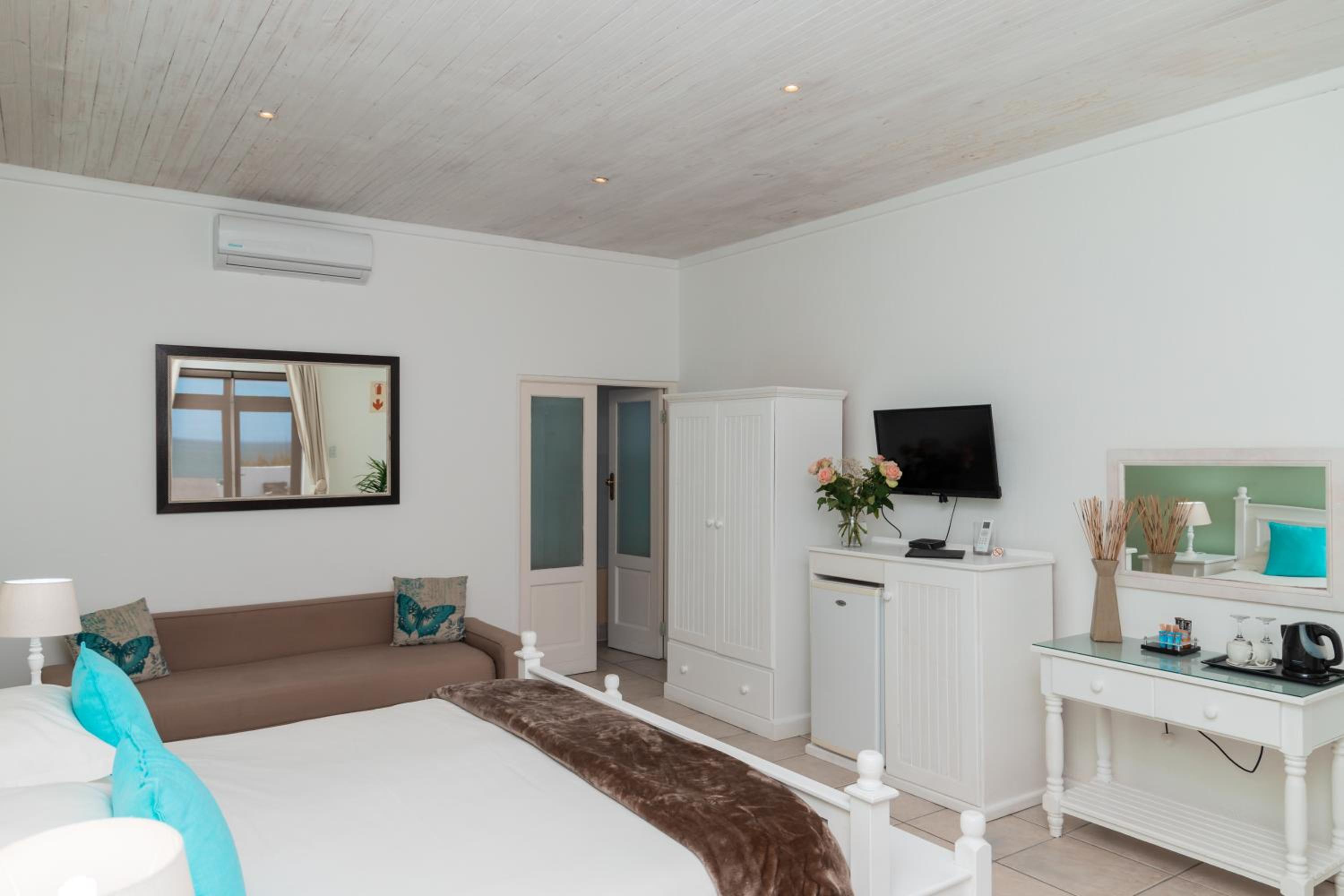 Family Room with Sea View - Photo 4