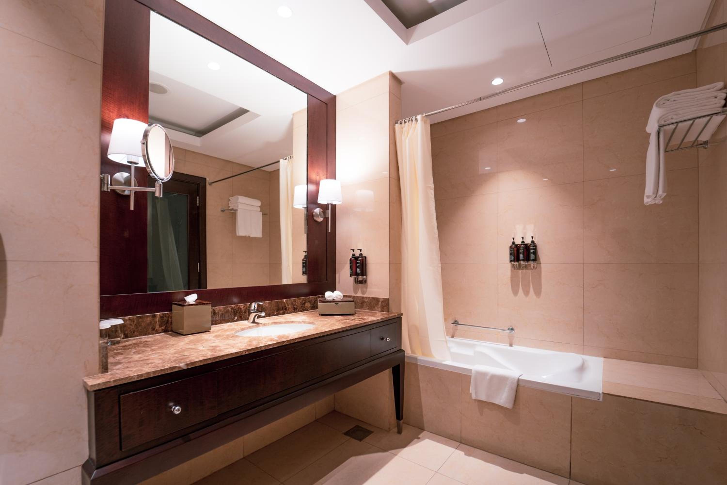 Standard King Room - Photo 6