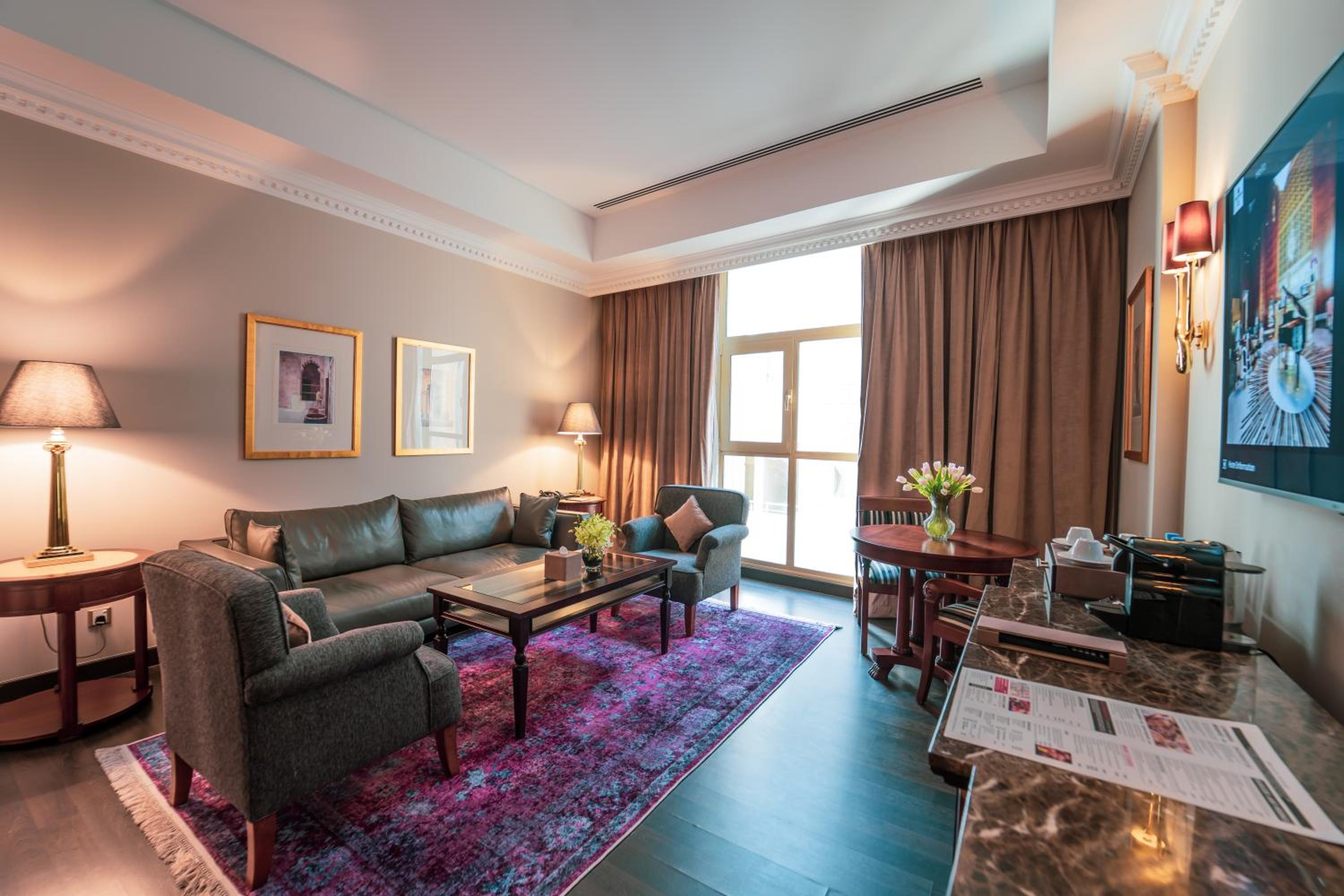 Executive Suite - Photo 1