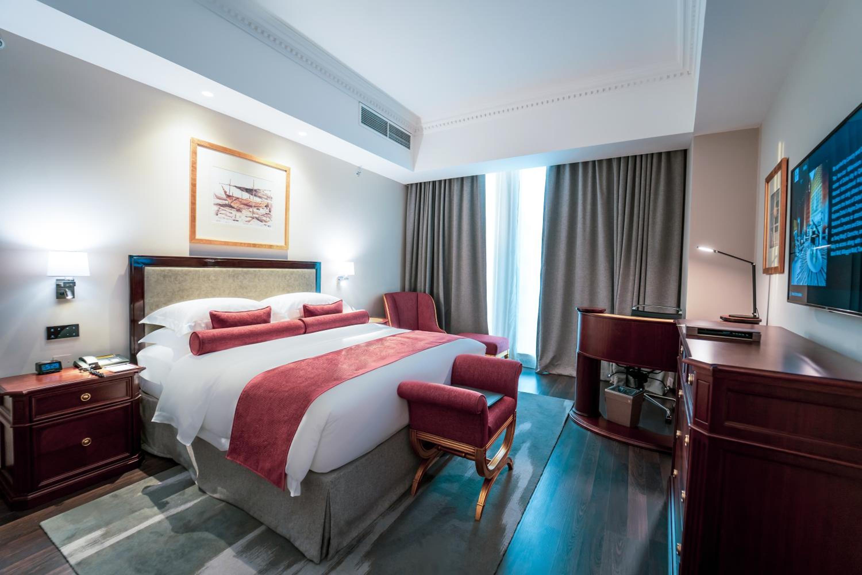 Executive Suite - Photo 17