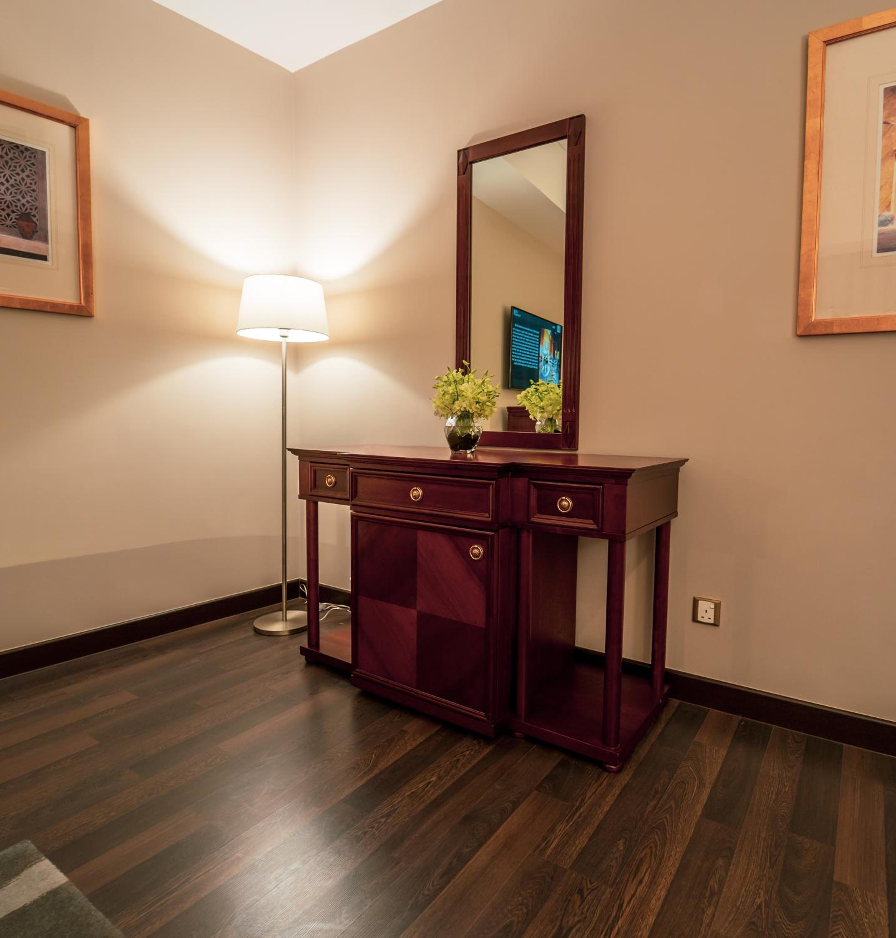 Executive Suite - Photo 15