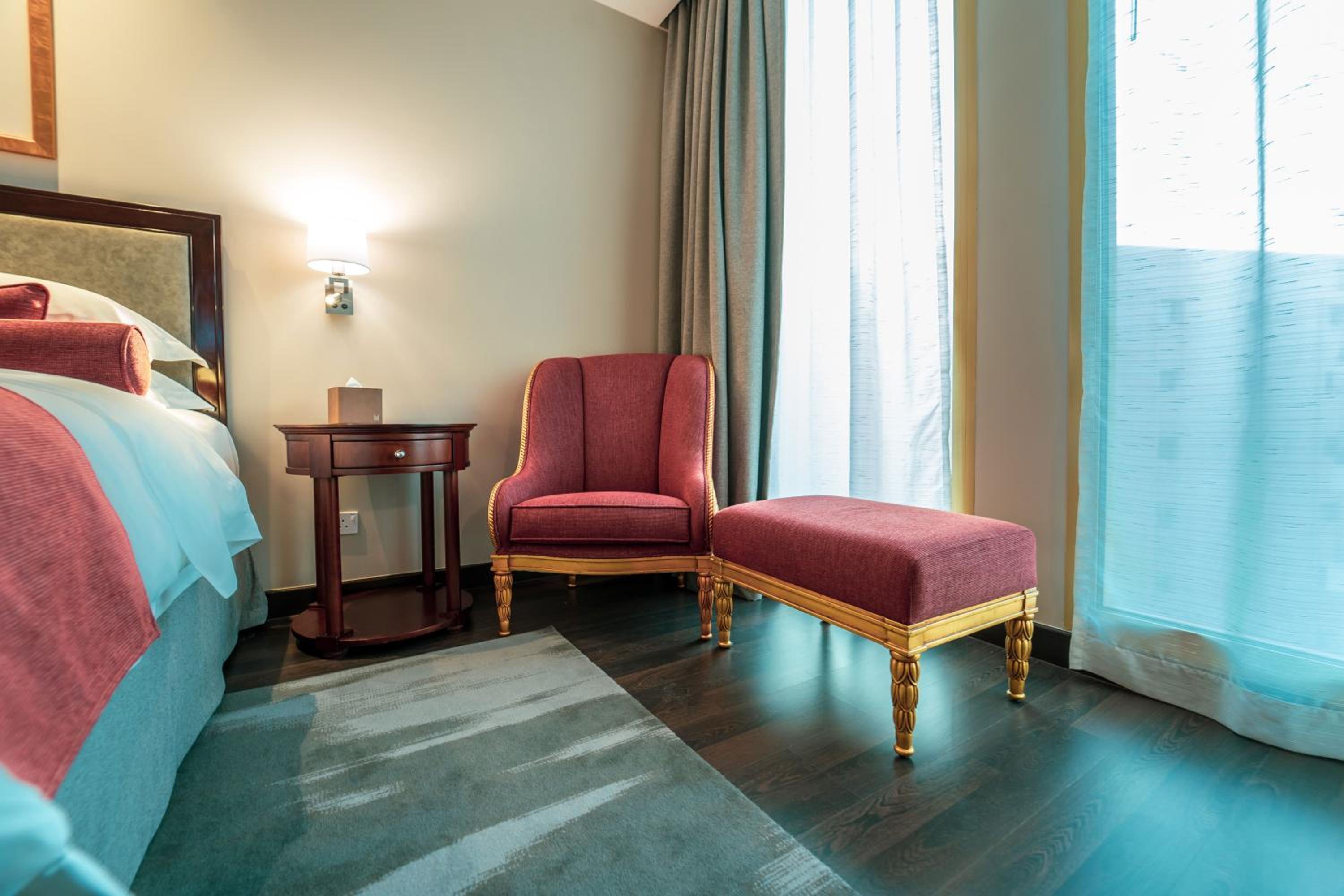 Executive Suite - Photo 14