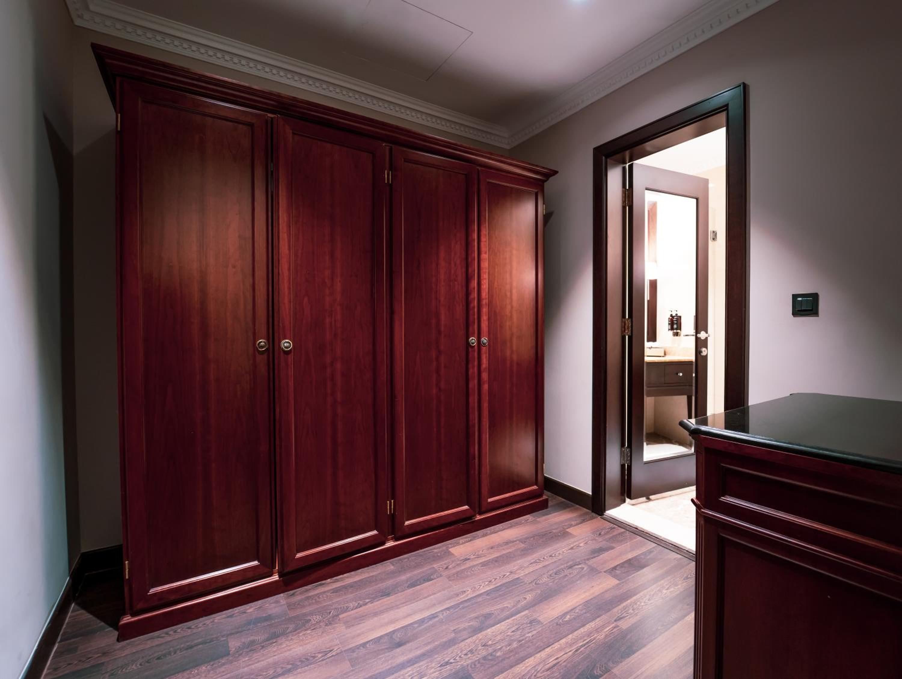 Executive Suite - Photo 13