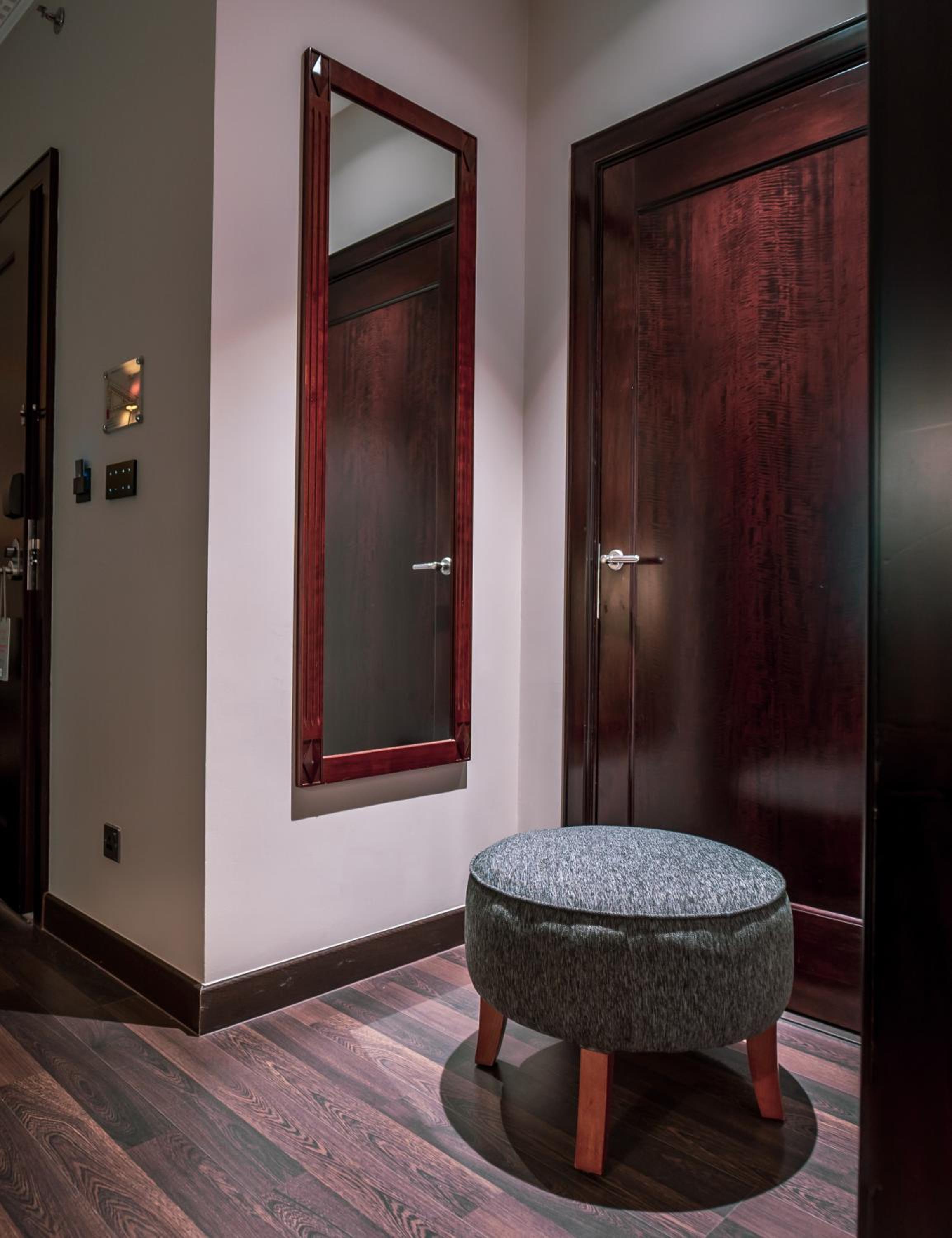 Executive Suite - Photo 12