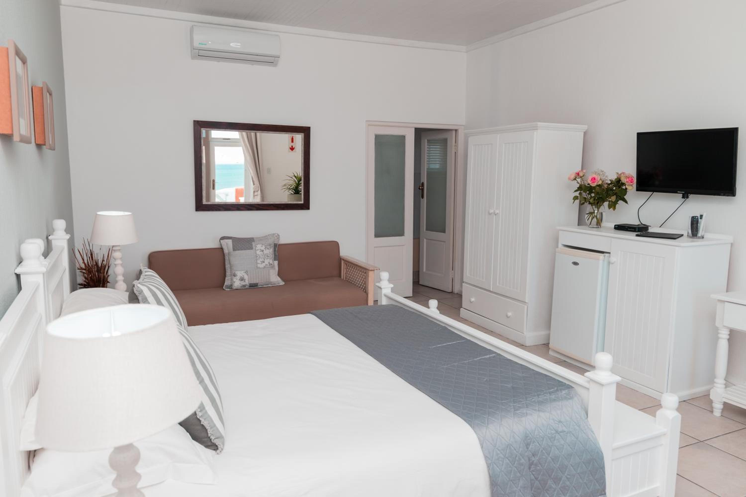 Family Room with Sea View - Photo 3