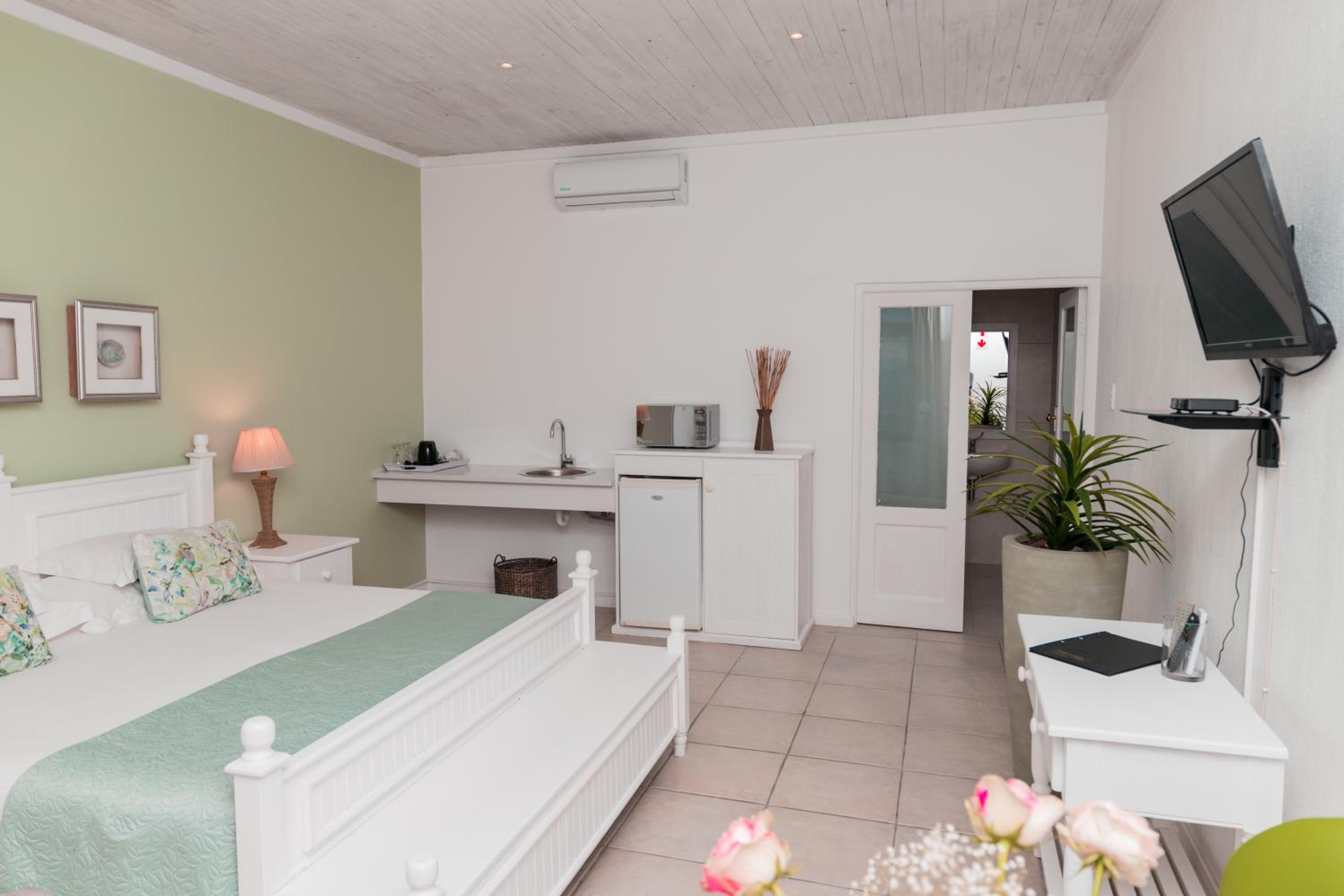 King Room with Roll-In Shower - Disability Access - Photo 2